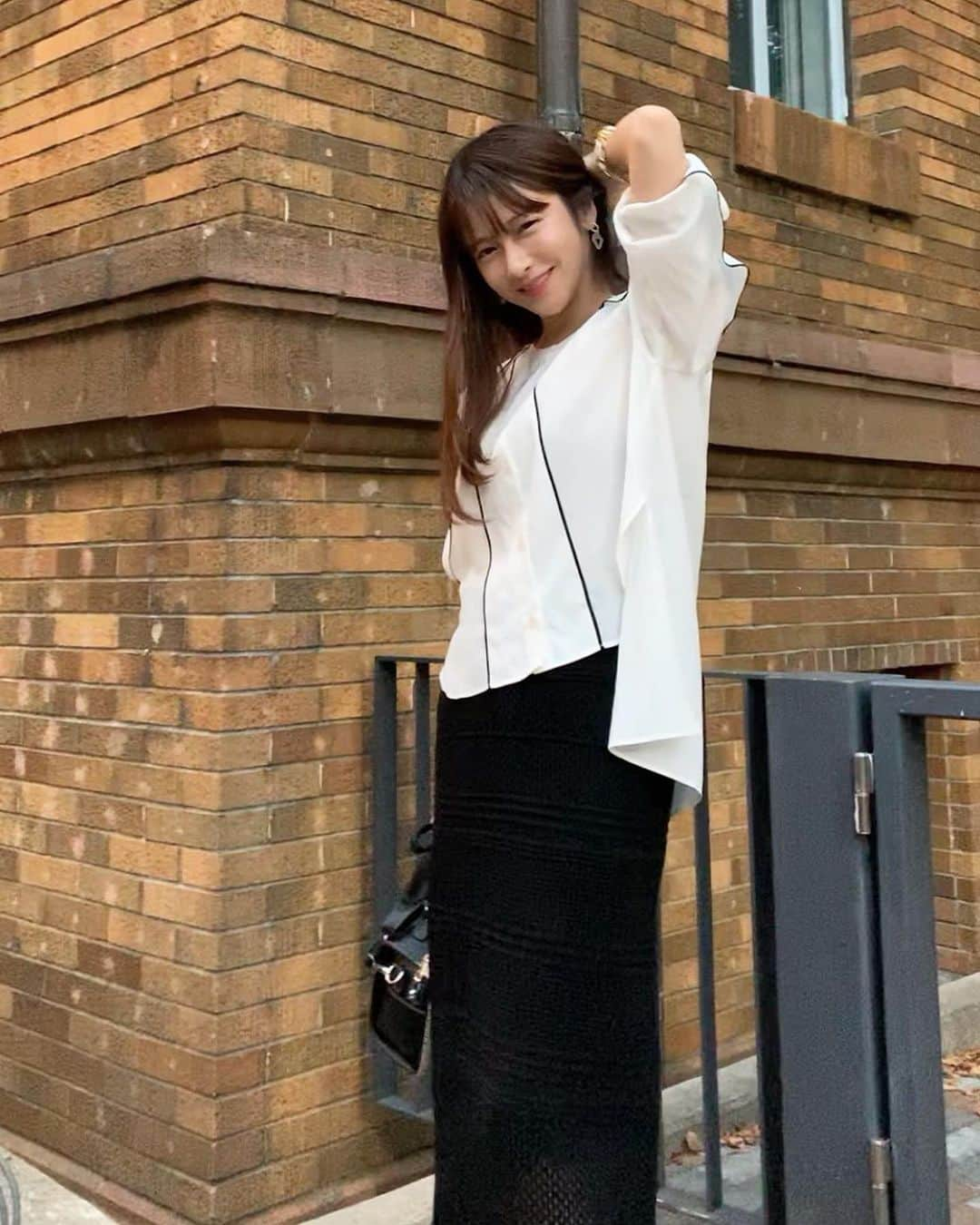 小澤美里さんのインスタグラム写真 - (小澤美里Instagram)「_ 雨に当たってもすぐ乾くからありがたいお気に入りブラウスさん☔♥️_ そろそろ秋なのでタイトめのロングニットスカートと合わせてみたよ✨タイトめのスカートならブラウスの後ろの広がりがよく分かる✨_ そして何よりやっぱり動きとともにパイピングの動きが変わるのも本当に可愛い👯‍♀️_ _ #kicuri #キクリ #きくり #低身長コーデ #ミニサイズ #152cm #fashion #ootd #ミニコーデ #小柄コーデ #小柄ファッション #ファッション通販 #通販 #オンラインショップ #onlineshopping #コーディネート #今日のコーデ #きくりふく #私服 #小さいふく #mini #色の組み合わせ」9月22日 23時36分 - misatooozamisa