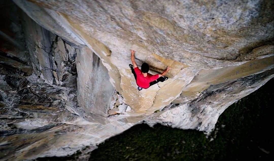 のインスタグラム：「Photo by Jimmy Chin @jimmychin | The traverse pitch: With over 2,000 feet of air below and big moves on an overhanging arête, this was one of the most wildly exposed and difficult pitches on @alexhonnold’s free solo of El Capitan, in Yosemite. For more images from @freesolofilm, follow @jimmychin.」