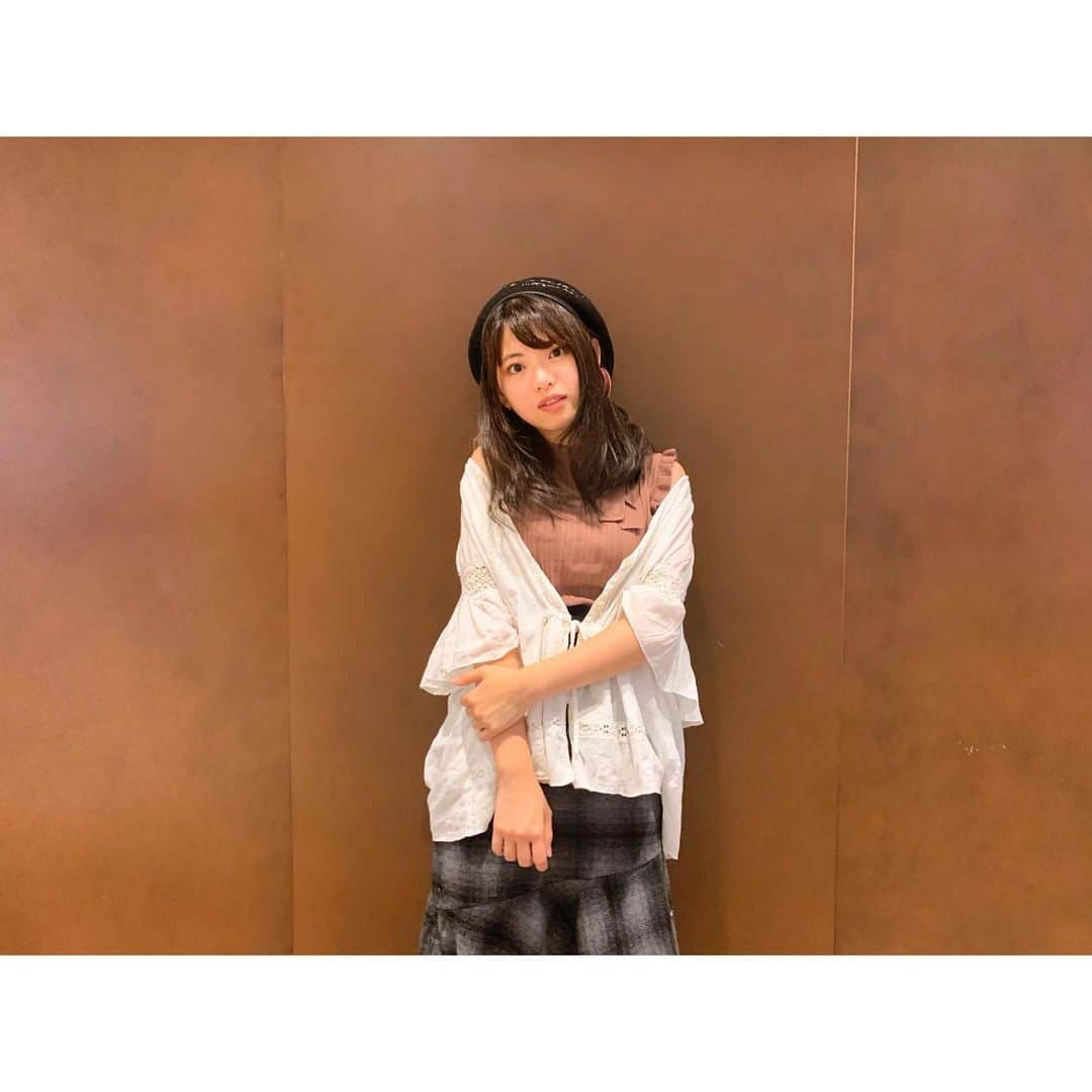 馬嘉伶さんのインスタグラム写真 - (馬嘉伶Instagram)「🍵 #20190922 #握手会 #秋 #秋コーデ #今日のコーデ . . 今年初めての秋コーデ🍂 テラコッタカラーのノースリーブと グレーチェック柄のスカート🖤 スカートの形が結構個性的な感じで好き でも秋だから、アウターが欲しいなと思って 探したら、可愛いけど着るタイミングがなかった 2年間ずっとクローゼットで待っていてくれたアウターがありました😳‼️ 今回着こなしもアレンジしてみましたよ💁🏻‍♀️✨ . #ootd #ootdfashion #willselection #shoolarue #GU」9月22日 23時39分 - macyacyarin