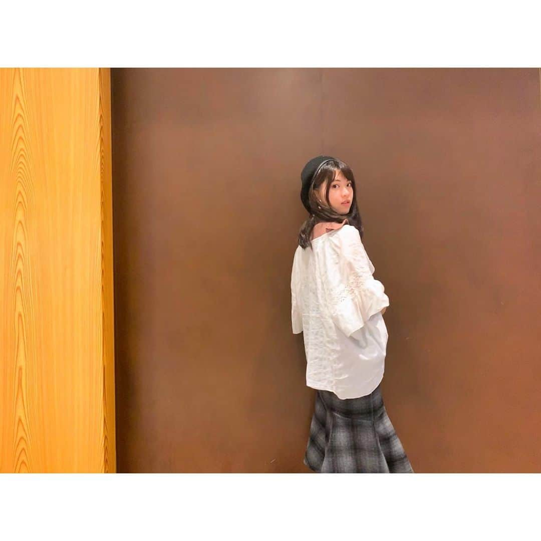 馬嘉伶さんのインスタグラム写真 - (馬嘉伶Instagram)「🍵 #20190922 #握手会 #秋 #秋コーデ #今日のコーデ . . 今年初めての秋コーデ🍂 テラコッタカラーのノースリーブと グレーチェック柄のスカート🖤 スカートの形が結構個性的な感じで好き でも秋だから、アウターが欲しいなと思って 探したら、可愛いけど着るタイミングがなかった 2年間ずっとクローゼットで待っていてくれたアウターがありました😳‼️ 今回着こなしもアレンジしてみましたよ💁🏻‍♀️✨ . #ootd #ootdfashion #willselection #shoolarue #GU」9月22日 23時39分 - macyacyarin