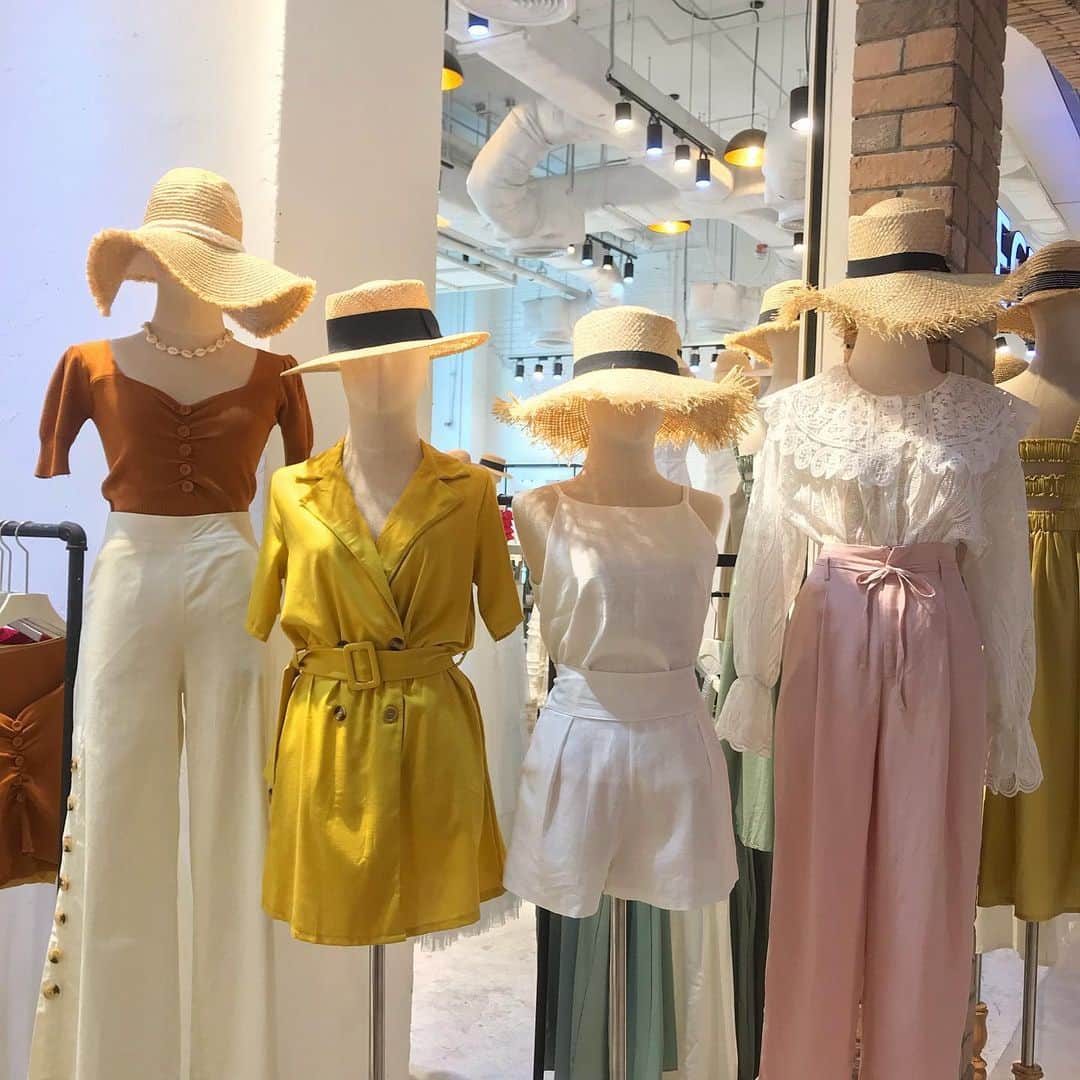 中島咲季のインスタグラム：「タイのデパートで見つけたお洋服が可愛い&安いで感動😳🧡 私は2枚目のスカート買ったー！ . 韓国より生地しっかりしてて、日本では見ないデザインが多かったかな🤔 #タイ #バンコク #お洋服 #スカート #ファッション #fashionstagram #tailand #海外旅行」