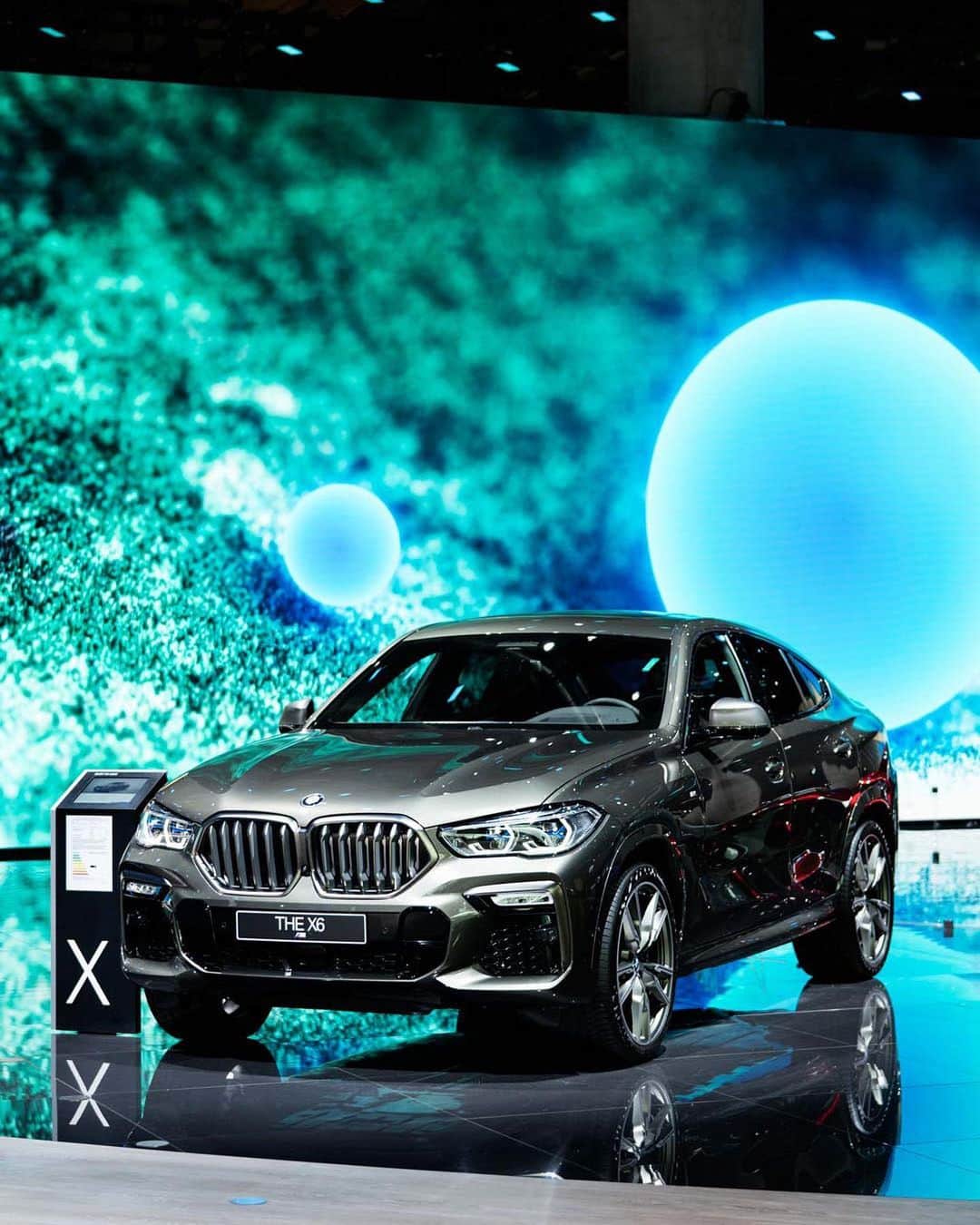 BMWのインスタグラム：「Experience the sporting flair at the #IAA19 in Frankfurt. The all-new BMW X6. #TheX6 #BMW #X6 #BMWIAA @BMWdeutschland __ BMW X6 M50i: Fuel consumption in l/100 km (combined): 10.7–10.4. CO2 emissions in g/km (combined): 243–237.  Acceleration (0-100 km/h): 4.3 s. Power: 390 kW, 530 hp, 750 Nm. Top speed (limited): 250 km/h.  The values of fuel consumptions, CO2 emissions and energy consumptions shown were determined according to the European Regulation (EC) 715/2007 in the version applicable at the time of type approval. The figures refer to a vehicle with basic configuration in Germany and the range shown considers optional equipment and the different size of wheels and tires available on the selected model. The values of the vehicles are already based on the new WLTP regulation and are translated back into NEDC-equivalent values in order to ensure the comparison between the vehicles. [With respect to these vehicles, for vehicle related taxes or other duties based (at least inter alia) on CO2-emissions the CO2 values may differ to the values stated here.] The CO2 efficiency specifications are determined according to Directive 1999/94/EC and the European Regulation in its current version applicable. The values shown are based on the fuel consumption, CO2 values and energy consumptions according to the NEDC cycle for the classification. Further information on official fuel consumption figures and specific CO2 emission values of new passenger cars is included in the following guideline: 'Leitfaden über den Kraftstoffverbrauch, die CO2-Emissionen und den Stromverbrauch neuer Personenkraftwagen' (Guide to the fuel economy, CO2 emissions and electric power consumption of new passenger cars), which can be obtained free of charge from all dealerships, from Deutsche Automobil Treuhand GmbH (DAT), Hellmuth-Hirth-Str. 1, 73760 Ostfildern-Scharnhausen and at https://www.dat.de/co2/.」