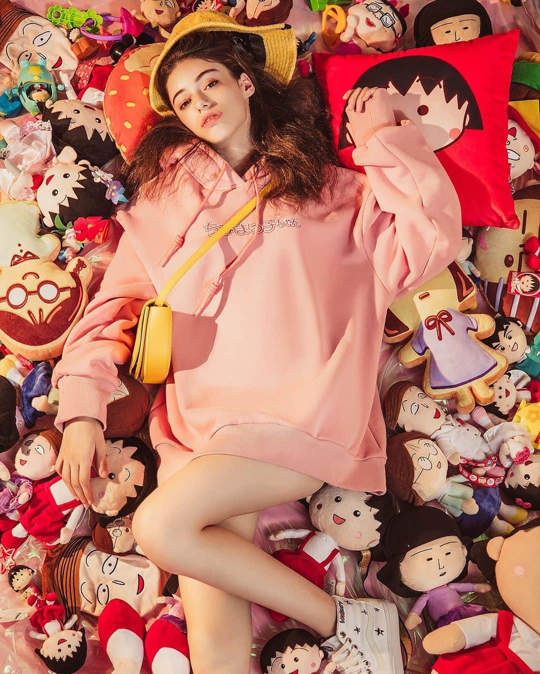 Grace Chowのインスタグラム：「我的品牌 @gracechowtw 與櫻桃小丸子的聯名系列 我籌備了半年之久 真的投入了太多的心血和精力 但～更多的是愛！因為小丸子是我童年最美好的回憶 她樂觀 善良 單純 也和我一樣有著一顆大大的頭😝整個過程我都是親力親為 從設計 到包裝 到拍攝 就連你們看到的這次宣傳片的場景 都是我和攝影團隊一起親手搭建的（光是這次拍攝就花了人民幣六位數啊因為日本的街景都是他們專為我搭建的） 可是我覺得一切都值得 因為這是為我喜愛的人物做著我熱愛的事情！尤其是在小丸子系列的照片陸續曝光收到一致的好評後 ～原來我的辛苦 我的付出 全部都是值得的！原來大家都看到了我的用心！很多品牌做聯名都沒有太大意義上的改變 而我這一次的聯名 我最大的初衷 就是將我們概念裡可愛的小丸子街頭化 潮牌化 周揚青化～當然 這次 我也做到了！你這一次看到的 不再是可愛的小丸子 而是穿出去又潮又帥的小丸子！而且看到有那麼多的人因為我變得也喜歡小丸子 我真的好好好開心！ 嘿～櫻桃子！我做到啦！！！你為我驕傲嗎？！！！那麼我們9月26日見啦！！！ #chibimarukogracechow #9.26上午10點發售」