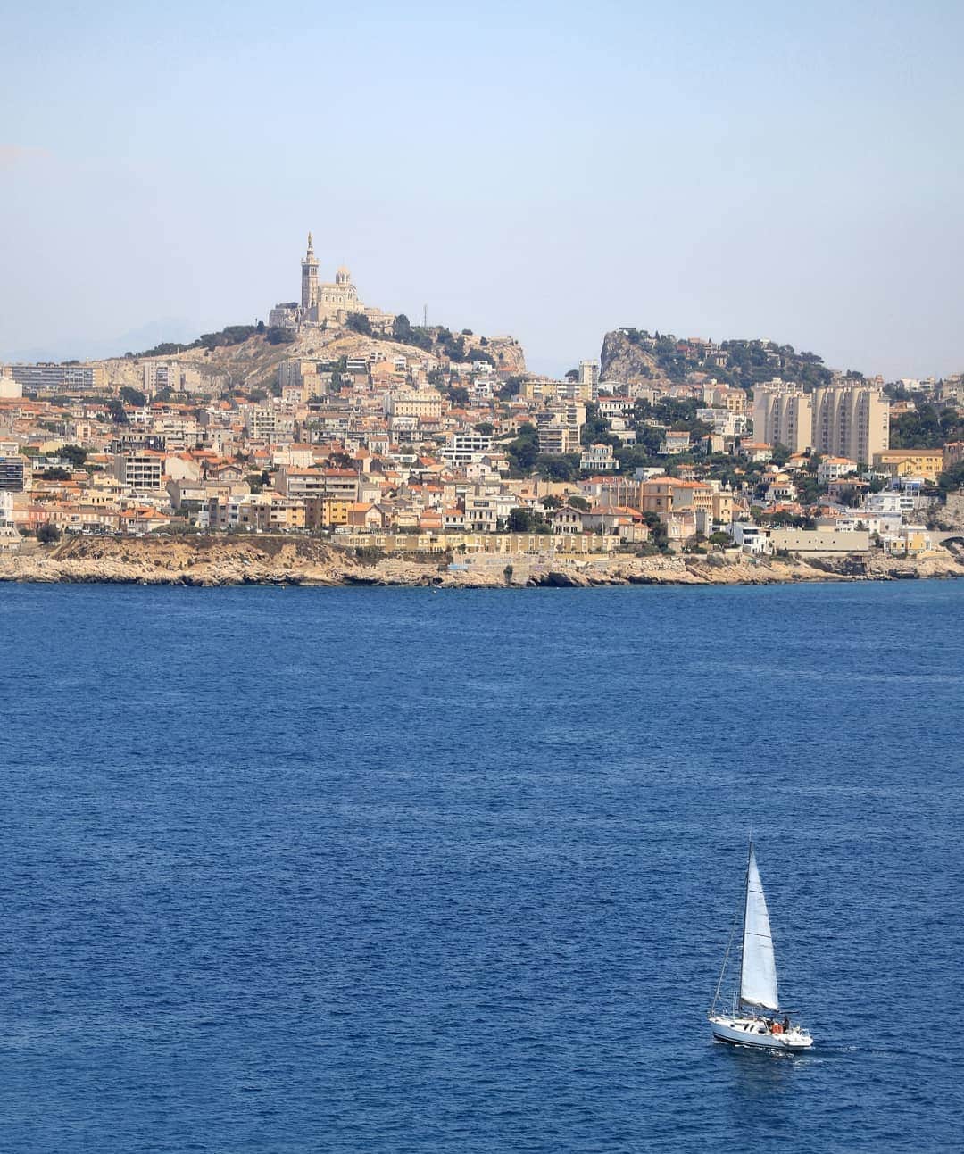 Rich McCorさんのインスタグラム写真 - (Rich McCorInstagram)「AD| Hop on a boat in Marseille and you’ll soon be in the beautiful Frioul archipelago. The first island you’ll see is this one named ‘If’ (unfortunately the other islands aren’t named ‘and’, ‘or’, ‘but’). The island is now uninhabited but it was once home to France’s most notorious prisoners who were locked up in the fortress that is now my character’s sandcastle. The prison was also home to one of literary’s greatest characters– The Count of Monte Cristo, which is partly why the island is so popular with tourists today. As you can imagine there’s some obvious similarities to San Francisco’s Alcatraz, but unlike Alcatraz, no prisoner ever tried to escape from Château d'If...apart from Edmond Dantès of course #ExploreFrance @lecmn #lecmn #Chateaudif #CMN」9月23日 0時01分 - paperboyo