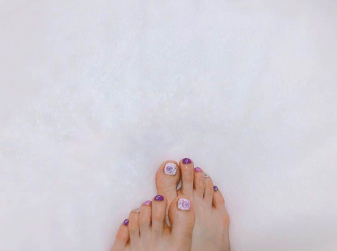 櫻井麻美のインスタグラム：「父が好きな色は白と紫。 父が好きな花はバラ。 ・ ・ @nailspeeppeep」