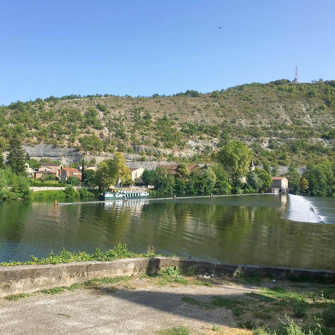 bon ponさんのインスタグラム写真 - (bon ponInstagram)「南フランス オクシタニー地方の旅🇫🇷 9月15日(日)続き 《カオール Cahors》 ロット川に囲まれるような立地で繁栄し、中世にはフランスで最も大きな都市のひとつであった。現在はロット県の県庁所在地として小規模ながら商業や文化の要として機能している。また、サンティアゴ・デ・コンポステーラへの巡礼路の通過点でもあるため、あらゆる場所にホタテ貝のマークが見られる。 ・ 【ヴァラントレ橋】 14世紀に作られ、カオールの街の象徴となりました。ゴシック様式の6つのアーチと3つの塔を持ちます。街を挟んでサン・テティエンヌ大聖堂に面する形で作られました。 ・ 【サン・テティエンヌ大聖堂】 12世紀に建造されました。直径18ｍ、高さ32ｍのドームが特徴で片方にはフレスコ画が描かれています。イエス・キリストが身に着けていたとされる被り物Saint Coiffeが収められています。回廊は1504年に完成しました。 ・ 【隠された庭園巡り】 カオールの街には「隠された庭園Jardin Secrets」と名付けられた庭園が24あります。庭園は思いがけない場所などにもあり、訪れる人はこれらの庭園をたどりながらカオールの街の歴史や文化について発見することができるのです。 庭園を巡っていると、我が家の愛猫にそっくりな可愛いニャンコ発見😻とても人懐こい猫で、呼ぶと近寄ってきてスリスリしてました😍😍🐈 ・ ランチ：Les Petits producteurs 地元の生産者たちが、自分たちの生産物を用いて料理を提供しています。カオールワインは持ち手がリングになっている専用のグラスを使うようです。 テラス席で名物の鴨料理をいただきました。アップルパイに似たデザートもとても美味しかったです👍 ・ @Tourisme_en_Occitanie ・ ・ #TourismeOccitanie #tourismelotdordogne #visitsclapopie #valleedulot #フランス観光開発機構 #南フランス #オクシタニー地方 #カオール #夫婦 #60代 #ファッション #コーディネート #リンクコーデ #夫婦コーデ #グレイヘア #白髪 #共白髪 #couple #over60 #fashion #coordinate #instafashion #instagramjapan #greyhair #bonpon511 ・ つづく」9月23日 0時03分 - bonpon511