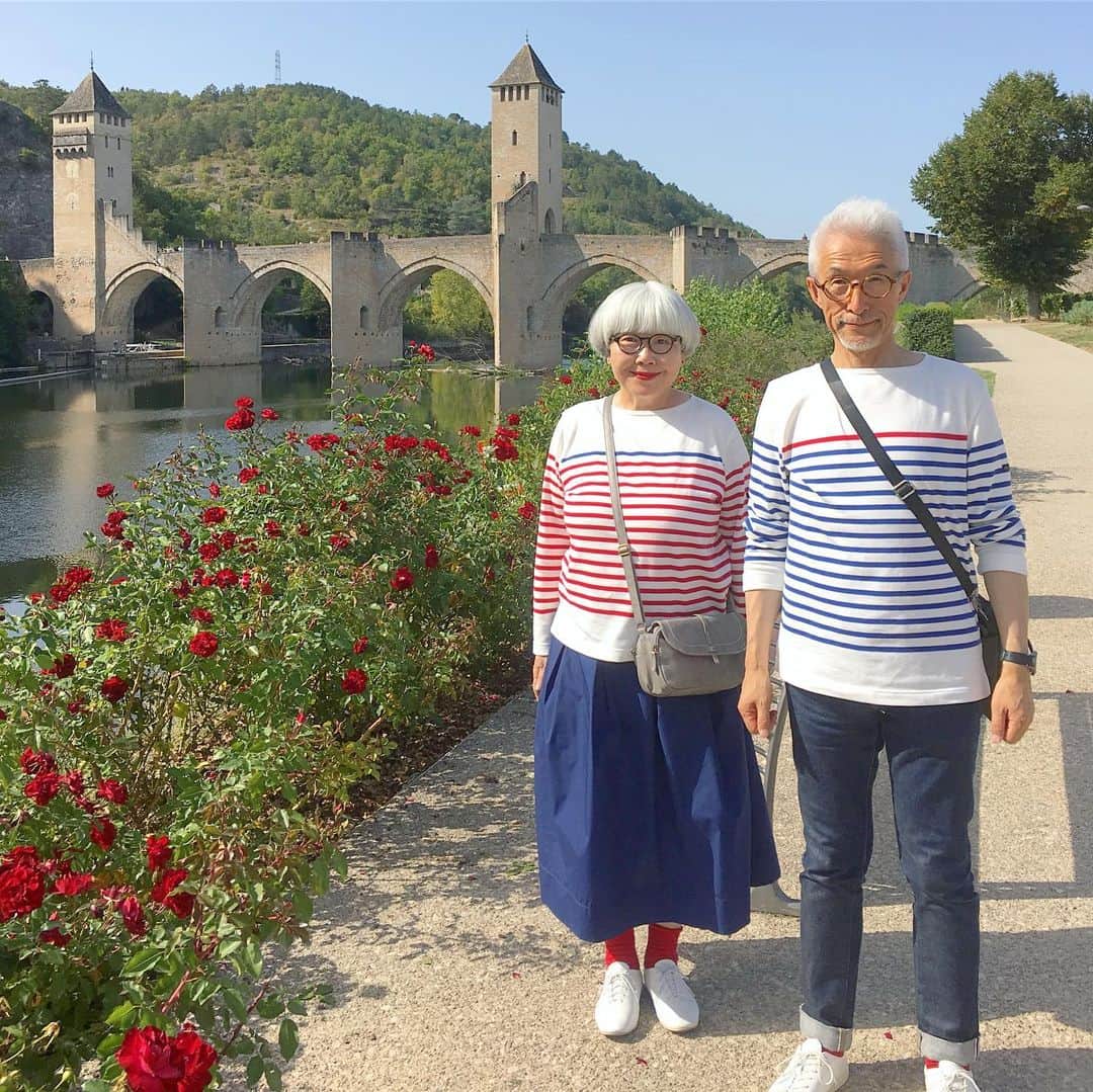 のインスタグラム：「南フランス オクシタニー地方の旅🇫🇷 9月15日(日)続き 《カオール Cahors》 ロット川に囲まれるような立地で繁栄し、中世にはフランスで最も大きな都市のひとつであった。現在はロット県の県庁所在地として小規模ながら商業や文化の要として機能している。また、サンティアゴ・デ・コンポステーラへの巡礼路の通過点でもあるため、あらゆる場所にホタテ貝のマークが見られる。 ・ 【ヴァラントレ橋】 14世紀に作られ、カオールの街の象徴となりました。ゴシック様式の6つのアーチと3つの塔を持ちます。街を挟んでサン・テティエンヌ大聖堂に面する形で作られました。 ・ 【サン・テティエンヌ大聖堂】 12世紀に建造されました。直径18ｍ、高さ32ｍのドームが特徴で片方にはフレスコ画が描かれています。イエス・キリストが身に着けていたとされる被り物Saint Coiffeが収められています。回廊は1504年に完成しました。 ・ 【隠された庭園巡り】 カオールの街には「隠された庭園Jardin Secrets」と名付けられた庭園が24あります。庭園は思いがけない場所などにもあり、訪れる人はこれらの庭園をたどりながらカオールの街の歴史や文化について発見することができるのです。 庭園を巡っていると、我が家の愛猫にそっくりな可愛いニャンコ発見😻とても人懐こい猫で、呼ぶと近寄ってきてスリスリしてました😍😍🐈 ・ ランチ：Les Petits producteurs 地元の生産者たちが、自分たちの生産物を用いて料理を提供しています。カオールワインは持ち手がリングになっている専用のグラスを使うようです。 テラス席で名物の鴨料理をいただきました。アップルパイに似たデザートもとても美味しかったです👍 ・ @Tourisme_en_Occitanie ・ ・ #TourismeOccitanie #tourismelotdordogne #visitsclapopie #valleedulot #フランス観光開発機構 #南フランス #オクシタニー地方 #カオール #夫婦 #60代 #ファッション #コーディネート #リンクコーデ #夫婦コーデ #グレイヘア #白髪 #共白髪 #couple #over60 #fashion #coordinate #instafashion #instagramjapan #greyhair #bonpon511 ・ つづく」