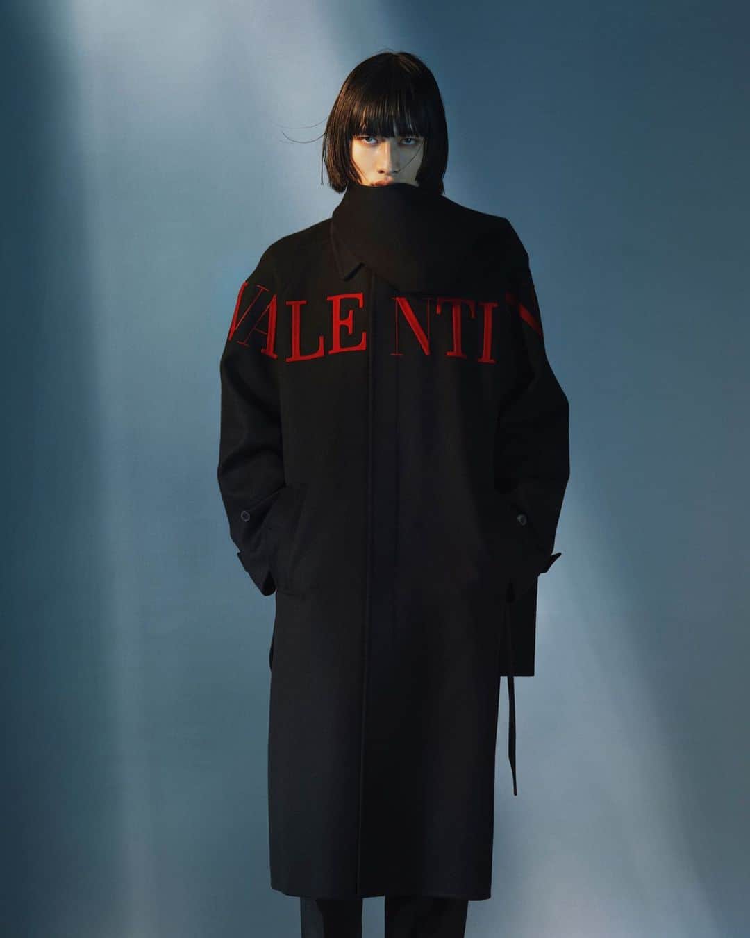 Valentinoさんのインスタグラム写真 - (ValentinoInstagram)「Visions toward an alien future meet classical tailoring for #ValentinoMenFW19 by @pppiccioli. Discover the collection at the link in bio.」9月23日 0時04分 - maisonvalentino