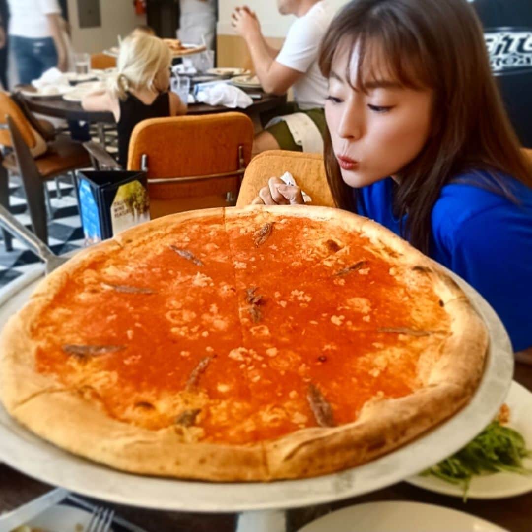 橋本真依さんのインスタグラム写真 - (橋本真依Instagram)「・﻿ BiiiiiiiiG🍕 PIZZA ﻿ ﻿ Mサイズって言ったのにめちゃ大きいピザ来ちゃってアメリカってすごい🇺🇸って思っちゃったw﻿ ﻿ アメリカフードといえば﻿ LAの本場では食べられなくてすごく気になってた﻿ 「egg slut」が日本の新宿に初上陸！🇯🇵﻿ まさかのタイミングでレセプションに呼んでいただき、食べることができました🤤🤤🤤﻿ ﻿ なんでLAで食べなかったんだろう。。﻿ って後悔するくらいほんとに美味しかった﻿ エッグサンド🥚！！！﻿ ﻿ LAに行かなくても食べられる事が嬉しい😆﻿ ﻿ ぜひエッグスラット検索してみてね💗﻿ めちゃ美味しいよ✨✨♫﻿ 🎈🎈🎈🎈🎈🎈🎈🎈🎈🎈🎈🎈🎈﻿ ﻿ ﻿ ﻿ ﻿ ﻿ #女子力ねーさん#ロサンゼルス#ロサンゼルス旅行#タビジョ#カリフォルニアディズニー#ディズニー#究極のエッグサンド#エッグスラット﻿ #happy#smile#love#peace#lucky#tbt#l4l#followme#followback#instagood#photooftheday#Japan##LA#Hollywood#eggslut#egglovers #﻿eggsontheregs#PR﻿ ﻿」9月23日 0時08分 - hashimotomai430