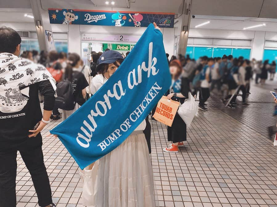 鎌田菜月さんのインスタグラム写真 - (鎌田菜月Instagram)「#auroraark #nagoya ⚓️・ 中学生の時に友達からアルバムを貸してもらって、一気に好きになったバンドさん。  私にとってのバンプは「才悩人応援歌」から。 これからもずっと側にいてほしい曲、存在です。  最高で最高で最高だった。アンコールで泣きました。 おやすみっ。  #bumpofchicken #live #smile #ootd #nobles #skirt」9月23日 0時12分 - nacky_k829