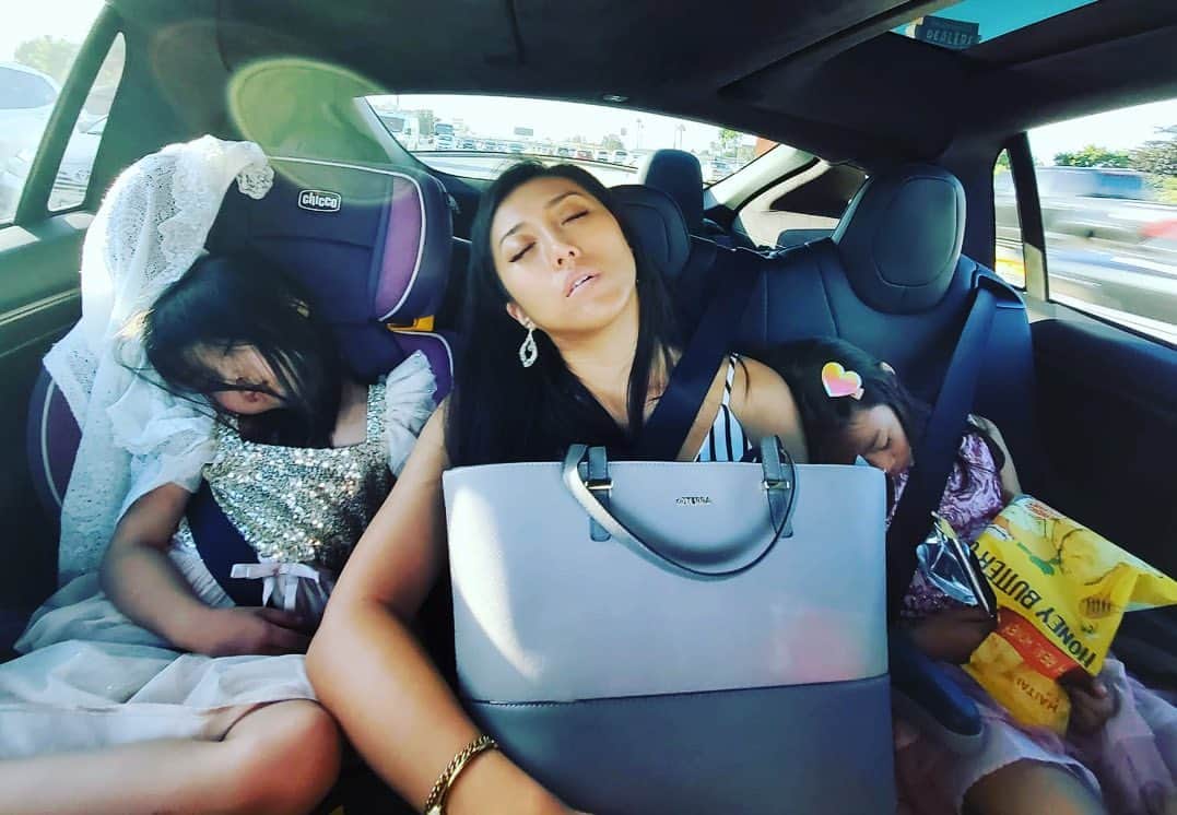 オリビア・タイさんのインスタグラム写真 - (オリビア・タイInstagram)「Before & after 15 minutes in the car with my nieces on our way to the @indianpharmacists banquet 😂  We had so much fun!!! 👯‍♀️👯‍♀️」9月22日 15時18分 - olivia.thai