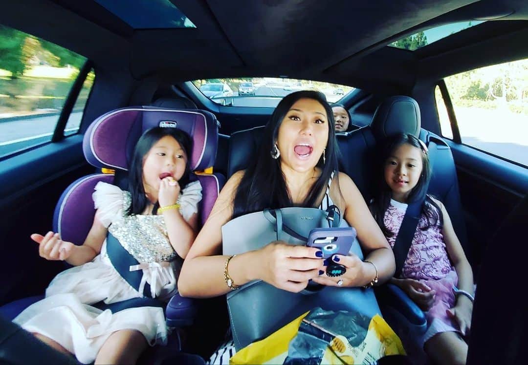 オリビア・タイのインスタグラム：「Before & after 15 minutes in the car with my nieces on our way to the @indianpharmacists banquet 😂  We had so much fun!!! 👯‍♀️👯‍♀️」