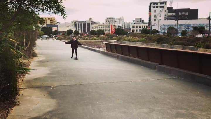 尾島知佳のインスタグラム：「#skateboard #firsttime #wellington #skatergirl #skatepark #スケボー #初心者 #滑るとこから #スケーター #スケボ女子 #難しい #転んで痛い #太もも死亡 #太もも脂肪 の間違えかも？#笑」