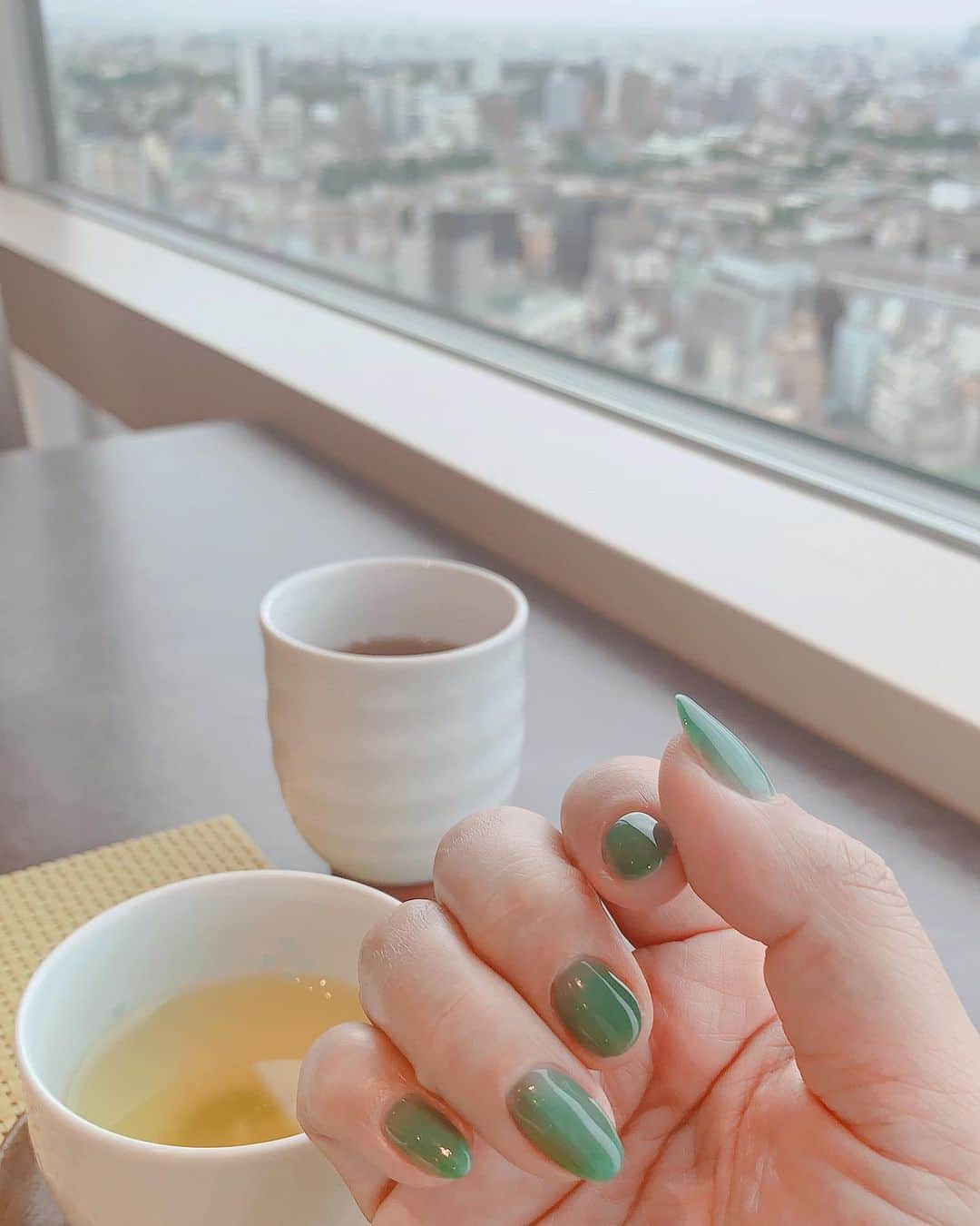 MINMIさんのインスタグラム写真 - (MINMIInstagram)「お抹茶ネイルw グリーンの爪が気に入ってお代わり なんだか日本の秋っぽい🌙 @esnail_japan  #エスネイル  #greennail  #少し黒を混ぜた上で透け感出してもらったよ」9月22日 15時22分 - minmidesu