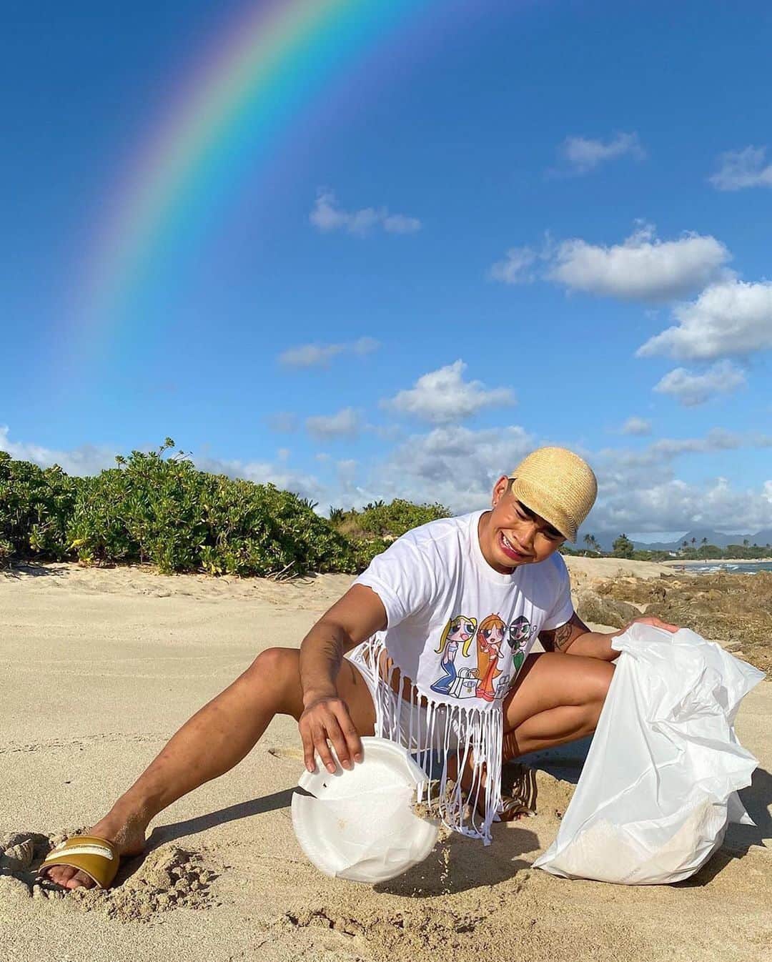 Teen Vogueさんのインスタグラム写真 - (Teen VogueInstagram)「Known respecter of turtles @bretmanrock joins #TeamOcean 🌊 alongside @oceanconservancy and nearly 1 million global volunteers to clean up beaches and waterways across the world as part of the #InternationalCoastalCleanUp. 🌴🐢 Follow along our Instagram stories to learn more about this effort to save our oceans and check out signuptocleanup.org for more info on cleanups near you! 🚮🌈」9月22日 15時33分 - teenvogue