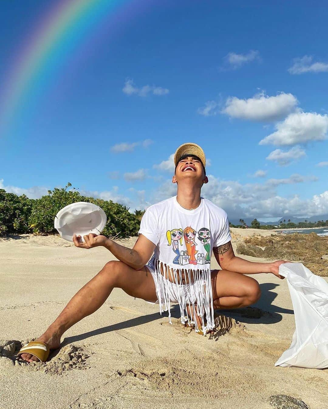 Teen Vogueさんのインスタグラム写真 - (Teen VogueInstagram)「Known respecter of turtles @bretmanrock joins #TeamOcean 🌊 alongside @oceanconservancy and nearly 1 million global volunteers to clean up beaches and waterways across the world as part of the #InternationalCoastalCleanUp. 🌴🐢 Follow along our Instagram stories to learn more about this effort to save our oceans and check out signuptocleanup.org for more info on cleanups near you! 🚮🌈」9月22日 15時33分 - teenvogue