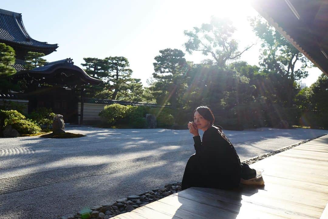 行方 久子 Hisako Namekataさんのインスタグラム写真 - (行方 久子 Hisako NamekataInstagram)「#hisakotravel  某有名カメラマンさんのお手伝いしていたころ、 ひさこちゃんは風景を撮るセンスは全くないけれど、人は上手いよ！ と言われたのをずっと信じてるんだ。 もう、かれこれ20年ちょっと。 もちろん風景も上手に撮れたら嬉しいけれど、 次にどんな表情をするかを予想しながらのセッションは本当に楽しい！」9月22日 15時28分 - hisakonamekata