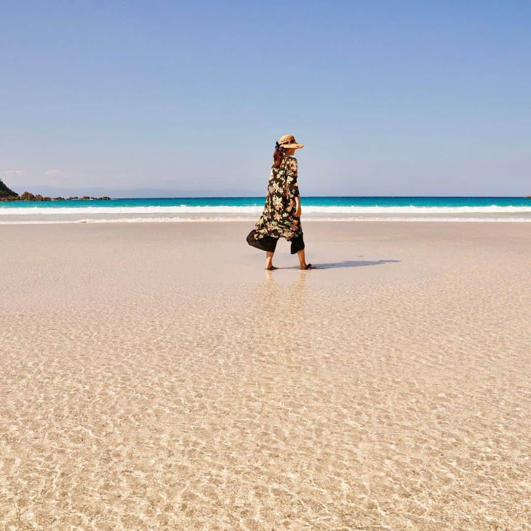 小林希さんのインスタグラム写真 - (小林希Instagram)「種子島の浦田海岸。 ここも、果てしなく歩けるようなところ。人もいなくて、ビーチ独り占め。 あまりの美しさにぽーっとしてると、 ざばーんっ！と波が足元に押し寄せる。 いやあ、ほんとに海が綺麗すぎる。 ブーゲンビリアも咲き誇っていたし、 種子島は南の島らしい！  #travel#旅#国内旅行#小林希#旅行#旅好きな人と繋がりたい #旅行 #japan #島#島旅#離島#鹿児島#kagoshima #大隅諸島#種子島#tanegashima #浦田海水浴場」9月22日 15時34分 - nozokoneko