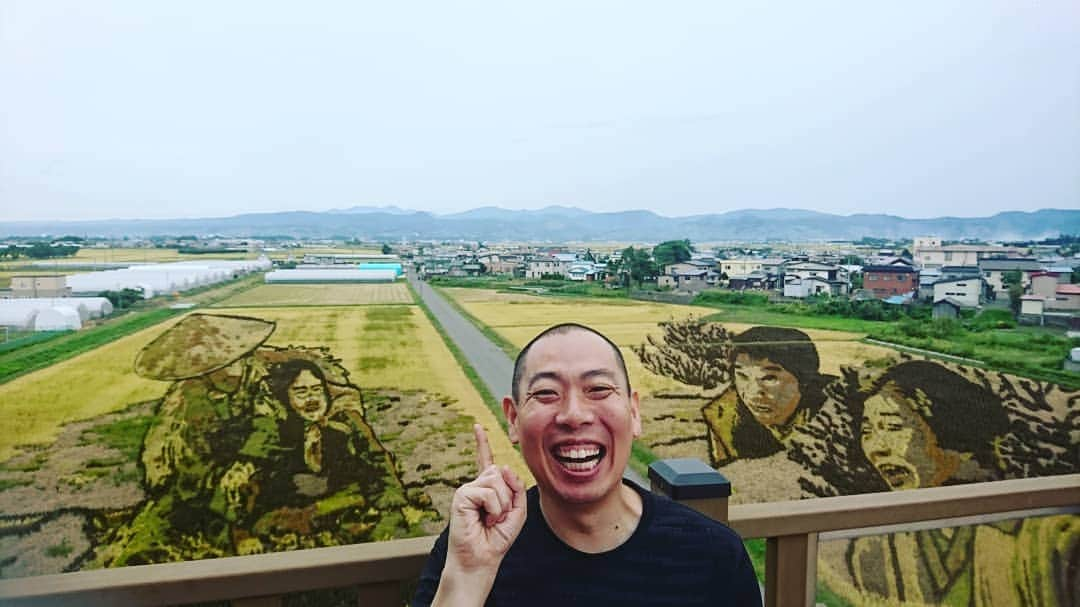 松本康太さんのインスタグラム写真 - (松本康太Instagram)「青森♪『田んぼアート』凄い(*^^*) 前から来てみたかった場所なのです♪今年は「おしん」素晴らしい♪この田んぼのお米もちゃんと食べれるのです♪(西川くんが隠れているよ♪) #田んぼアート #田んぼ #青森 #田舎館 #レギュラー松本 #レギュラー西川 #あるある探検隊 #レギュラー #お米」9月22日 15時32分 - aruarutankentai.matsumoto