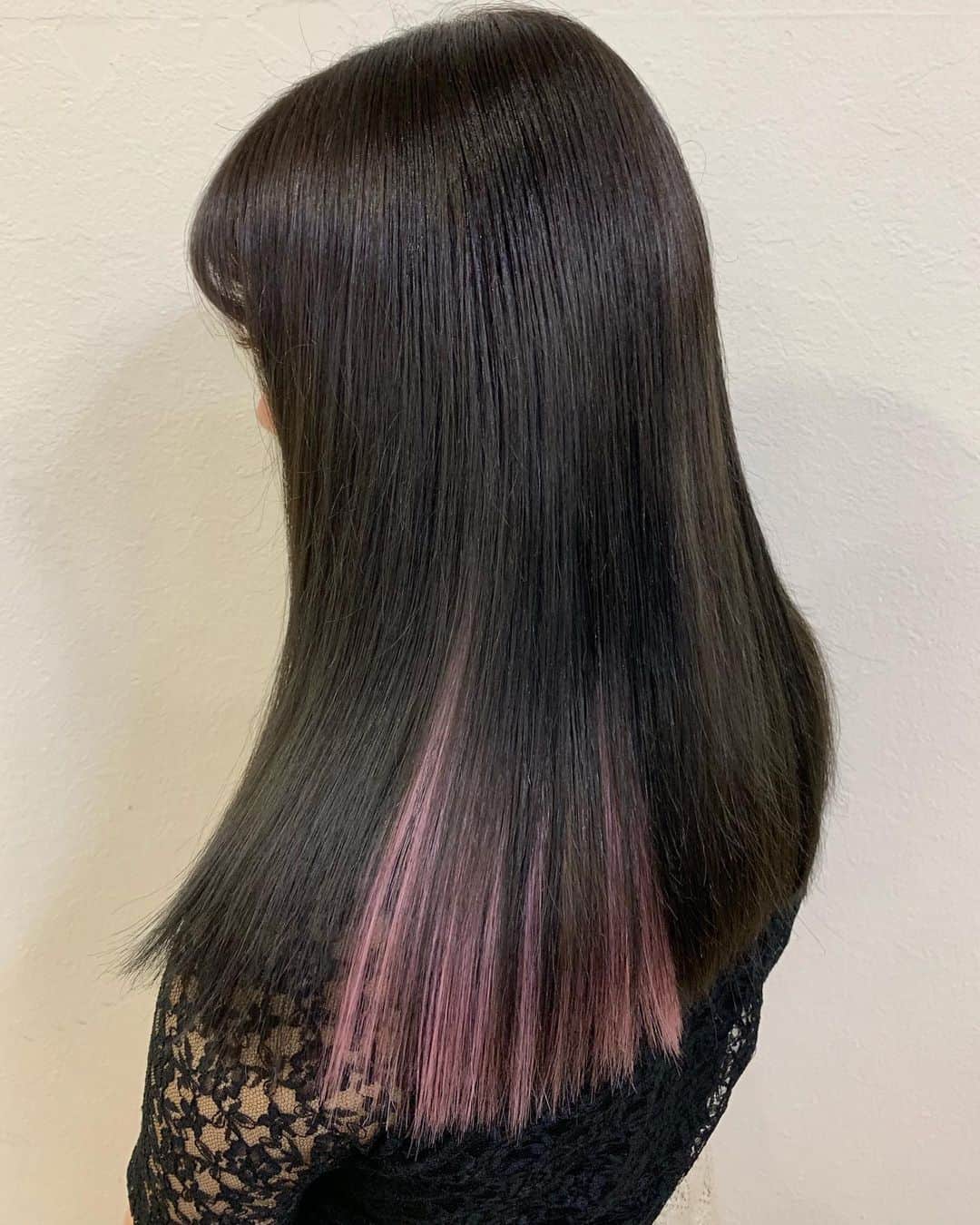 salon PRATiNO(サロンプラチノ)のインスタグラム：「. 💓シールエクステポイントインナーカラー💓  シールエクステで部分的に インナーカラーを作りました🌼 シールエクステでインナーカラーを作ることによって ブリーチをせずに済むので髪の毛を傷めません🙆🏼‍♀️✨ 派手すぎないチラ見えのこの感じがたまらなく可愛いです💓  巻き髪にすると色が目立って更に可愛い🥰  ブリーチはしたくない。 だけどインナーカラーをしてみたい 短期間だけ原色を楽しみたい、という方にオススメです❣️❣️ . . 【CLAVIS PRATINO】 ◇月曜日～土曜日 11:00～20:00 ◇日曜日 11:00～18:00 ※時間外はお問い合わせください。 愛知県名古屋市中区錦3-4-19石垣ビル７Ｆ ☎︎052-962-7017 . #hairstyle #hair #cornrow #braids #clavispratino #spiralperm #pratino #hairsalon #nagoya #haircolor #love #派手髪 #外国人風カラー #バレイヤージュ #グラデーション #コーンロウ #ブレイズ #スパイラルパーマ #特殊ヘア #ブラックヘア #美容室 #ヘアサロン #ヘアスタイル #ヘアカラー #クラビスプラチノ #名古屋 #栄 #錦」