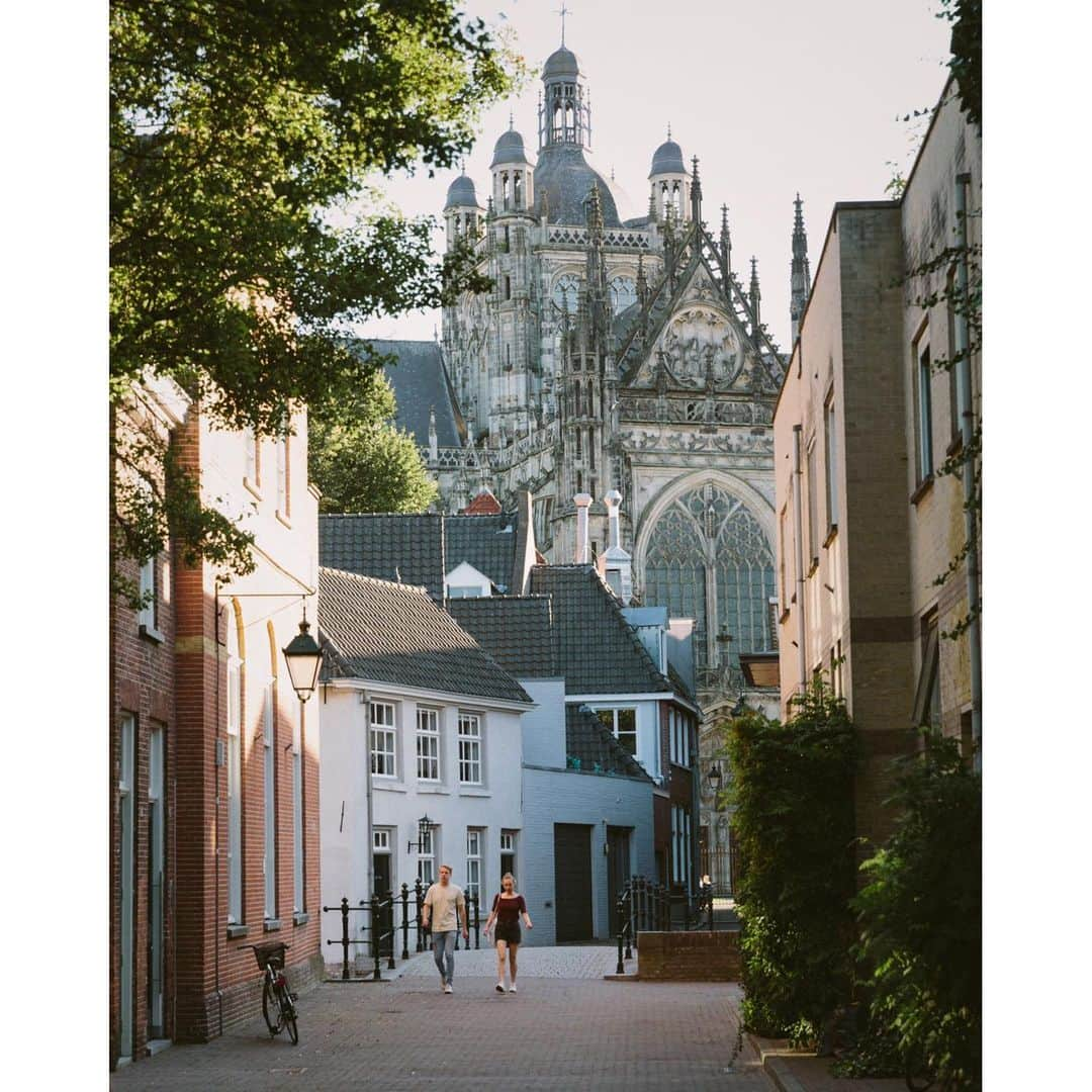 Eelco Roosのインスタグラム：「Good morning from Den Bosch. Spending the day in this vibrant city. Later today we will visit the new exhibition of van Gogh’s work and work from his ‘inner circle’. @visitbrabant #brabantisopen #ad」