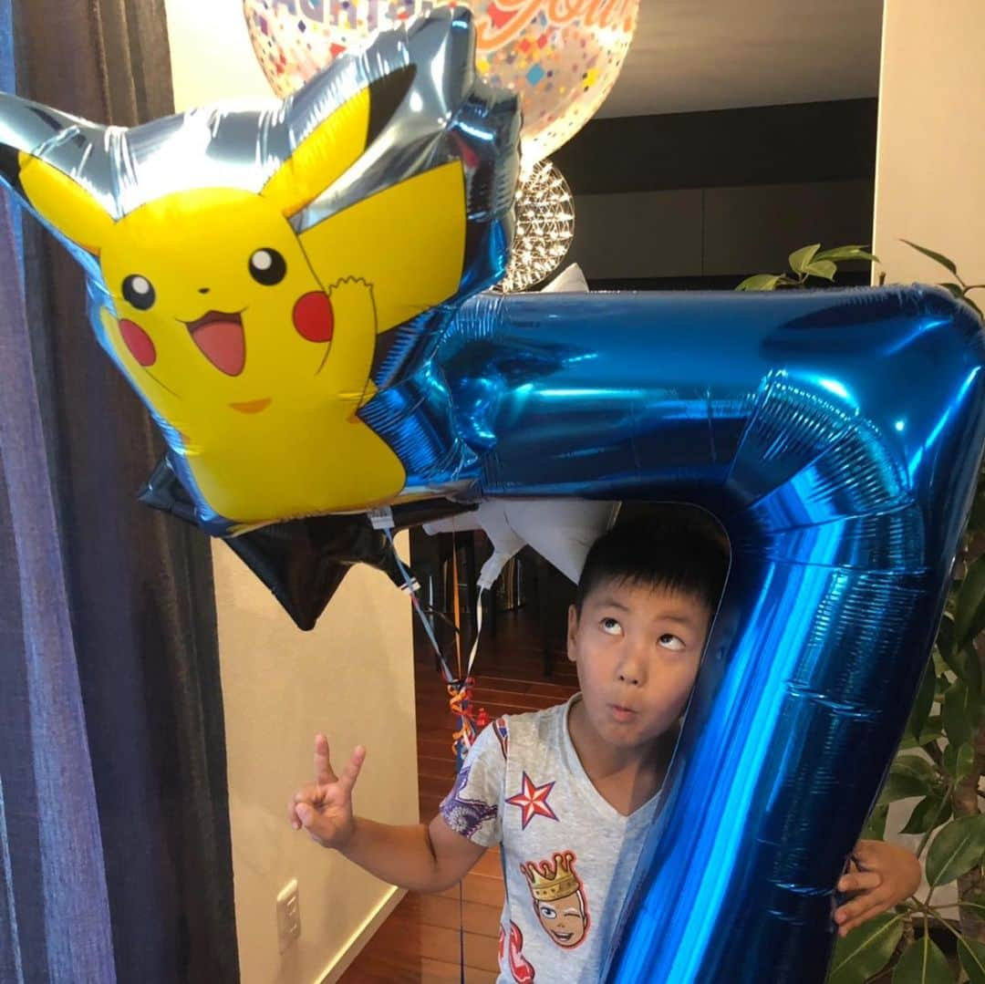 宮里優作さんのインスタグラム写真 - (宮里優作Instagram)「昨日は息子の誕生日でした🤣🤣🤣‼️ 一緒にお祝いしてあげれなかったけど、元気で良かった🤣🤣🤣🤣 7歳おめでとう㊗️🎉 #宮里優吾#誕生日#7歳#ポケモン#ハマりすぎ#いつもその話#パパも#お勉強中」9月22日 15時59分 - yusakumiyazato_official