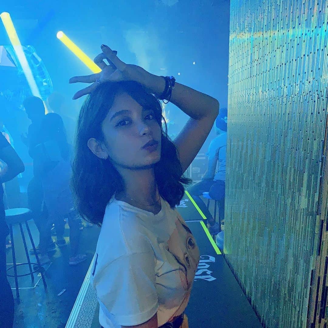 佐々木まゆのインスタグラム：「渋谷に新しくできたVIZELに遊びに行ってきた🐸  自分がDJする時か友達が回してる時しかクラブ行ったことなくて初めて純粋に遊びに行ったから新鮮だった(笑) 飲めないシャンパン乾杯して絶賛二日酔いです…  #渋谷 #VIZEL #ビゼル」