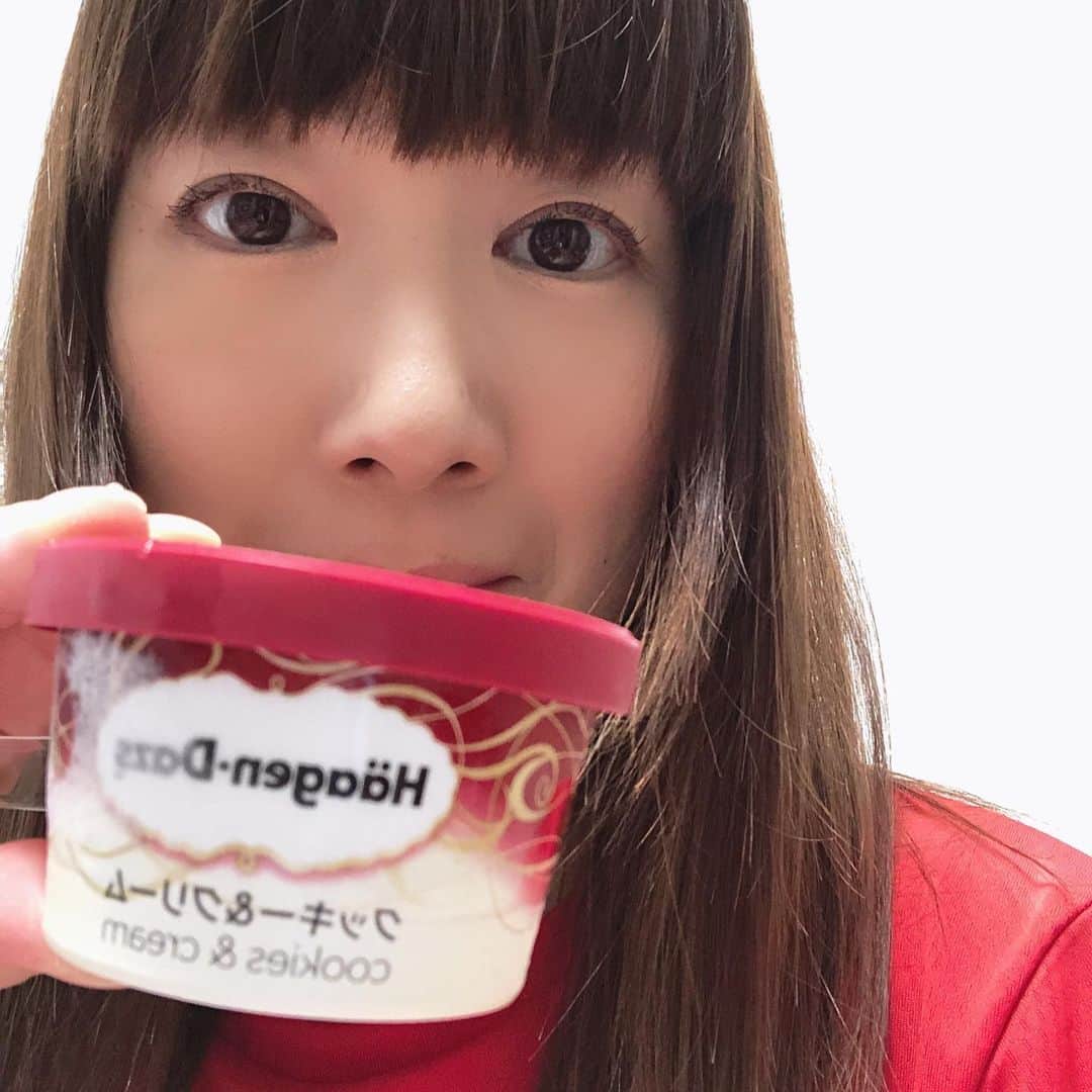 小泉エリのインスタグラム：「アイス美味しい😉❣️ アメブロを更新したのをリンクで貼ろうとしているのですが、なかなか出来ません😨 https://ameblo.jp/koizumierimama/ こうやってペーストしてもアメブロのページって飛べないですよね？」