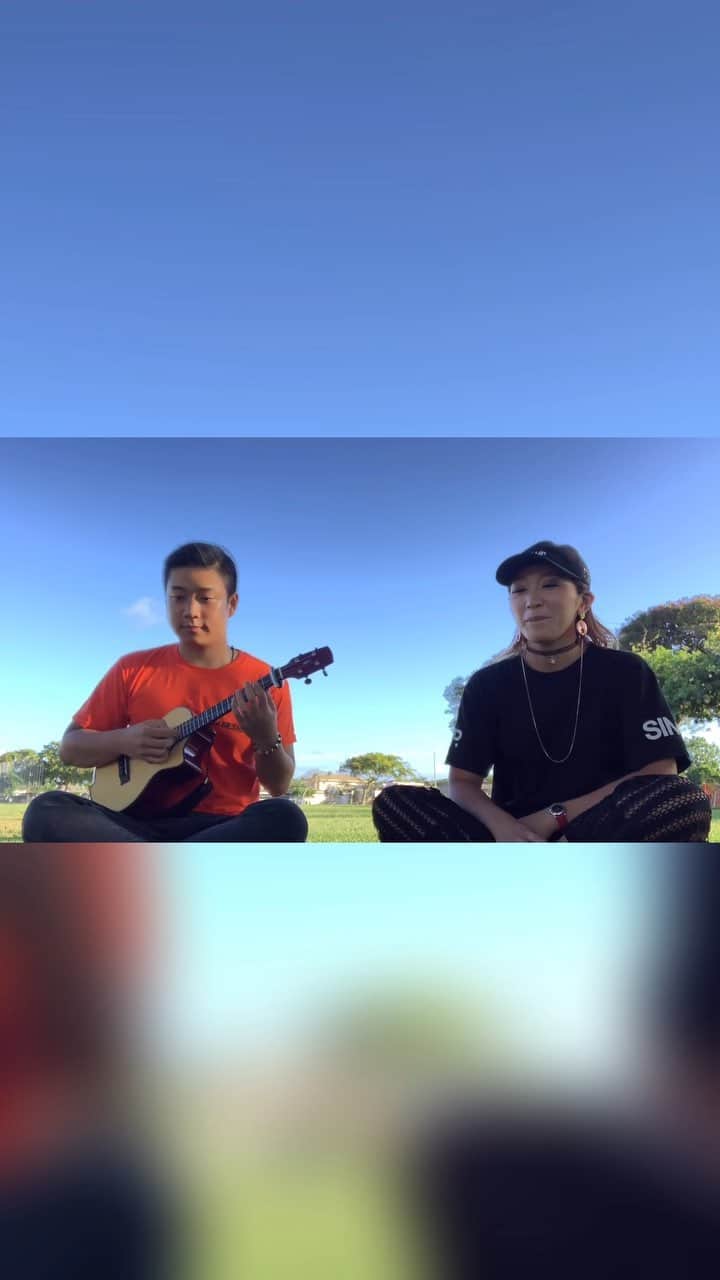 のインスタグラム：「Fun session with Japanese singer-songwriter SUNNY YAMAMOTO (@sunnyyamamoto )-San😊 Here’s our improv session on one of her original songs “Stay With Me” Enjoy!🙌🤙 シンガーソングライターのサニーヤマモトさんと即興セッション！ 「Stay With Me」はサニーさんのオリジナル曲です🙏  楽しいお時間をありがとうございました🙇‍♂️✨ ： ： ： #StayWithMe #SUNNYYAMAMOTO #Ukulele #ImprovSession #即興セッション #Honolulu #Hawaii #ウクレレ #ホノルル #ハワイ #Jamesie #JamesieTokyo #ジェイムジー #HonuleaHawaii  #なんか画面おかしい #WhatHappenedWithMyCamera」