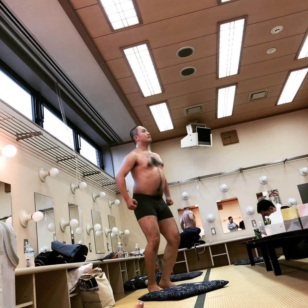 平野ノラさんのインスタグラム写真 - (平野ノラInstagram)「それぞれの楽屋にて。  #平野ノラ」9月22日 16時11分 - noranoranora1988