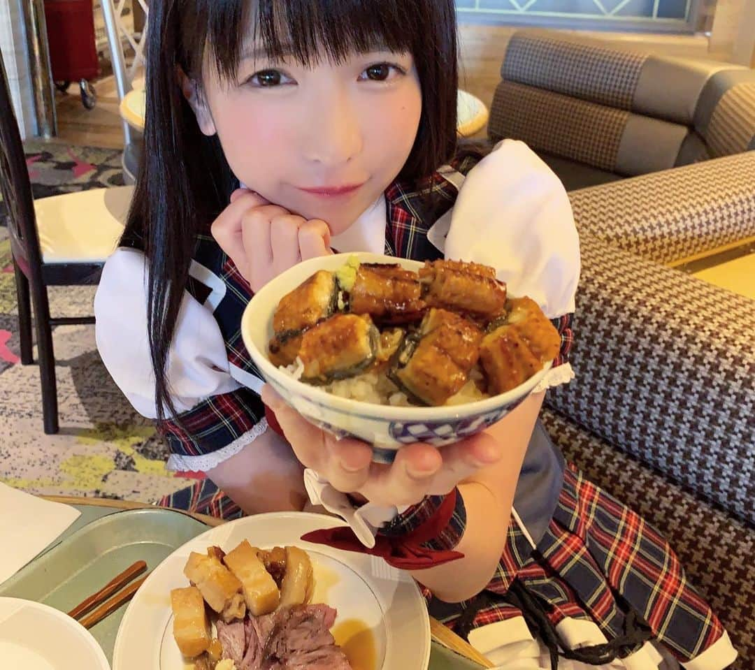 もえのあずきさんのインスタグラム写真 - (もえのあずきInstagram)「ホテルニューオータニさんと食べあるキングのコラボメニューが好評らしくてうれしい☺️💕 それのお礼として大阪のニューオータニさんにもあそびにいってきたよ💓 ビュッフェメニュー東京とぜんぜん違っててたのしい😍うなぎが食べ放題なの最高💕 期間限定の尾崎牛を使ったメニューもいただいてきたよ🤤尾崎牛ブルゴーニュ風とってもおいしい〜😂 #肉オータニ#ホテルニューオータニ#もえきゅんスムージー#尾崎牛#ブルゴーニュ風#うなぎ食べ放題#ホテルビュッフェ」9月22日 16時12分 - moeazukitty