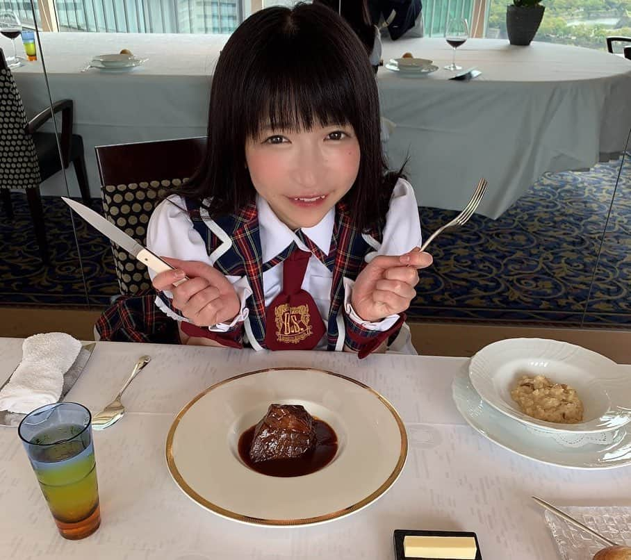 もえのあずきさんのインスタグラム写真 - (もえのあずきInstagram)「ホテルニューオータニさんと食べあるキングのコラボメニューが好評らしくてうれしい☺️💕 それのお礼として大阪のニューオータニさんにもあそびにいってきたよ💓 ビュッフェメニュー東京とぜんぜん違っててたのしい😍うなぎが食べ放題なの最高💕 期間限定の尾崎牛を使ったメニューもいただいてきたよ🤤尾崎牛ブルゴーニュ風とってもおいしい〜😂 #肉オータニ#ホテルニューオータニ#もえきゅんスムージー#尾崎牛#ブルゴーニュ風#うなぎ食べ放題#ホテルビュッフェ」9月22日 16時12分 - moeazukitty