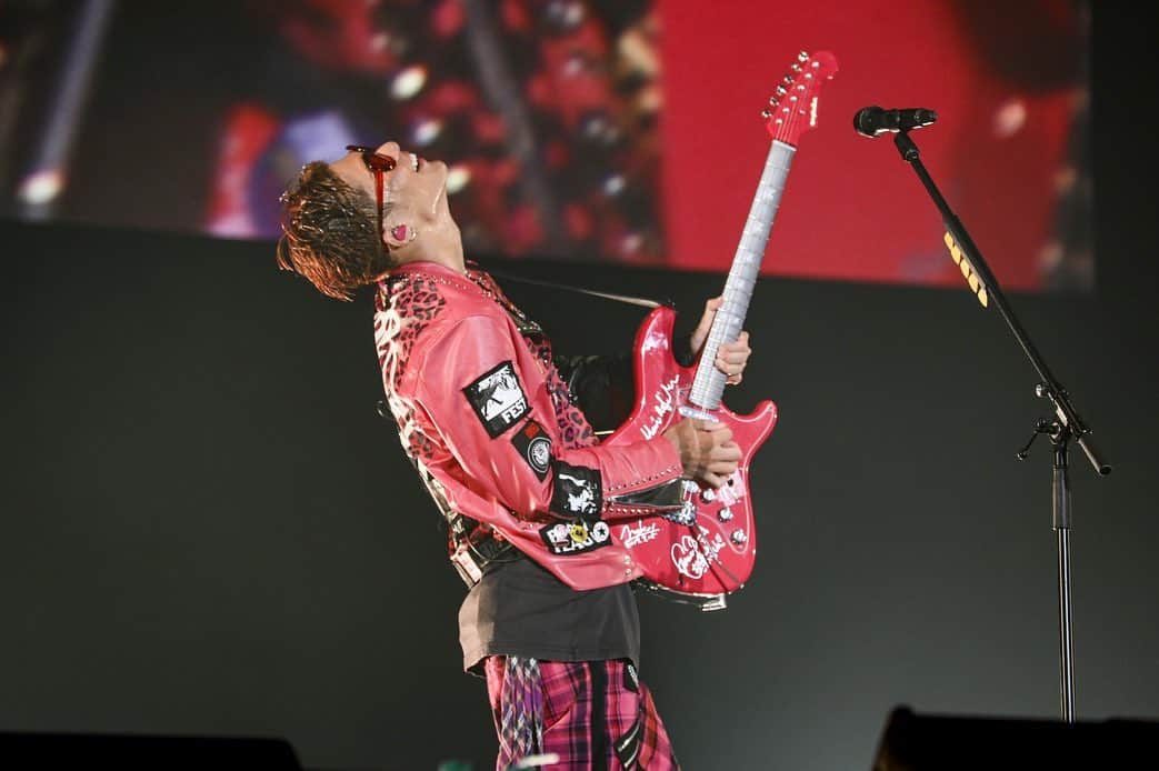 SHOKICHIさんのインスタグラム写真 - (SHOKICHIInstagram)「#underdogg  今回のバンドメンバーのサインをギターに刻んで」9月22日 16時26分 - exxxile_shokichi