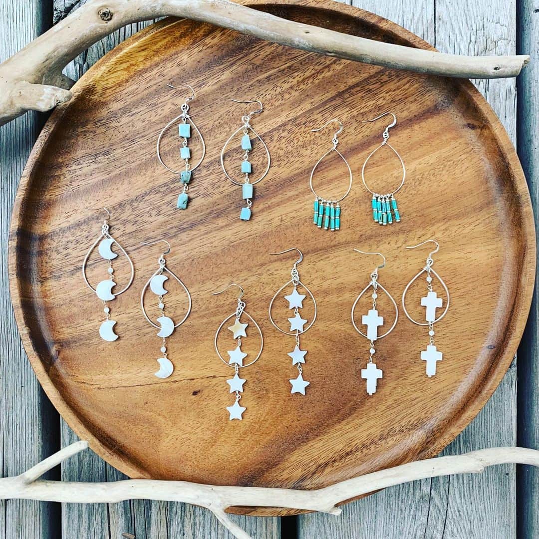 のインスタグラム：「silver925 drop hoop earring  金具部分は全てsilver925 、チャームは天然石、天然シェルを使用しています  ゆらゆら揺れてキラキラ光ります✴️ 画面クリックでweb storeへ入れます👍  #silver925 #シルバーアクセサリー#ターコイズ#ラリマー#シェル#クロス#星#月#スター#ムーン#マザーオブパール#天然石#天然石アクセサリー#ハンドメイド」