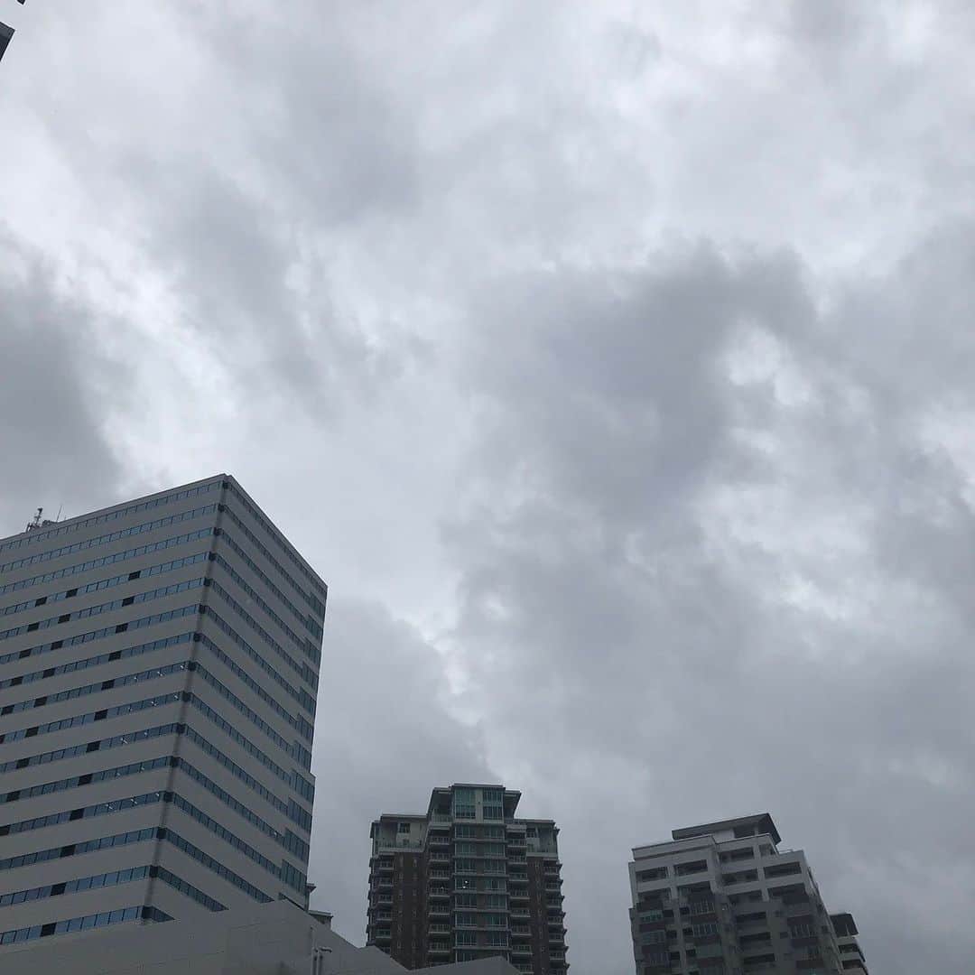 新垣泉子さんのインスタグラム写真 - (新垣泉子Instagram)「台風、大丈夫ですか？(>_<) 今日は午後2時から、急遽『台風特番』をお伝えしました。  私は、福岡タワー前から中継でしたが、雨も風も弱く、嵐の前の静けさといった感じで、普段風が強い場所なだけに、静かすぎて怖いくらいでした。  そして、新垣調べですが、福岡に観光に来ている方には大変申し訳ないのですが、【福岡タワー】は、午後1時から休館です。 周辺のお店なども、お休みだったり、早めに閉店する予定だそうです。 (TNC放送会館のマクドナルドも午後5時閉店だそうです！) これから雨も風も(特に風)が強くなると、気象予報士の益山さんも話していましたので、出来るだけ、不要不急の外出はされないようにお願いします(>_<) 今大したことなくても、油断をしていると大変なことになるかもしれません(>_<) 宮崎では、竜巻とみられるものも発生したそうです！  今のうちに、ベランダなどの飛ばされやすいものは、室内に移動させたり、雨戸を閉めたり、対策をしておくと安心です！  私も安全を確保しながら、今日は随時、中継やリポートで皆さんにお伝えできるようにスタンバイしています。  どうか皆さん、早めの台風への備えをお願いしますね(^-^) #台風 #台風特番 #台風への備え #今日はできるだけ #家でのんびり #早めの帰宅 #飛ばされやすい物は室内へ  #カーテンは閉めて  #窓ガラスが割れたら危険です #福岡タワー #臨時休館 #臨時休業 #皆さんどうかお気をつけください」9月22日 16時35分 - motoko.arakaki