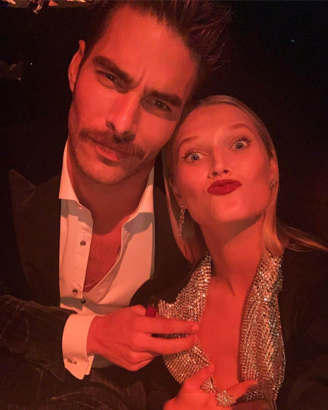 トニ・ガーンさんのインスタグラム写真 - (トニ・ガーンInstagram)「Amore trying to steal my suit jacket all night 😂 @etro @kortajarenajon .. no filter- just red in there @amfar」9月22日 16時27分 - tonigarrn