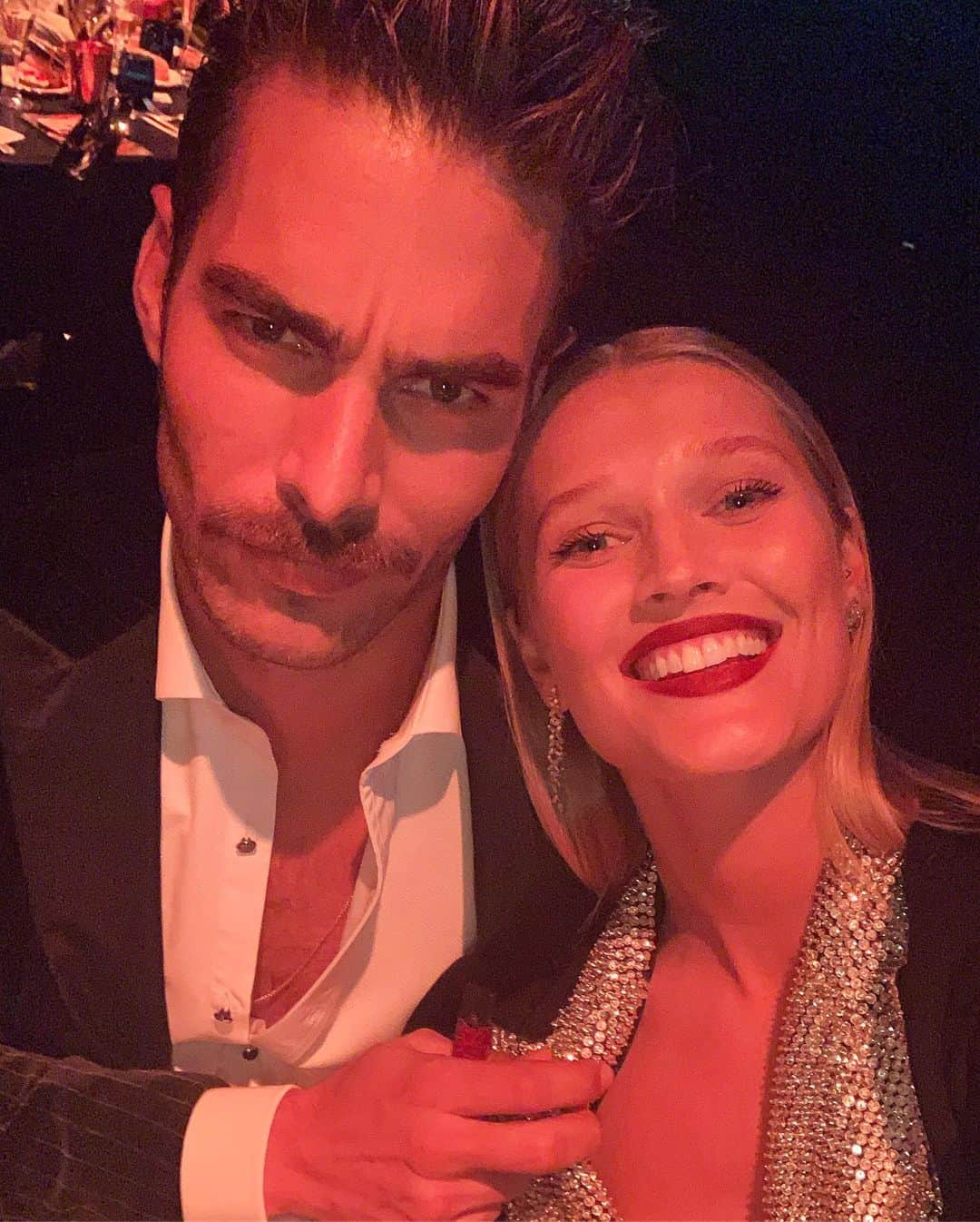 トニ・ガーンさんのインスタグラム写真 - (トニ・ガーンInstagram)「Amore trying to steal my suit jacket all night 😂 @etro @kortajarenajon .. no filter- just red in there @amfar」9月22日 16時27分 - tonigarrn