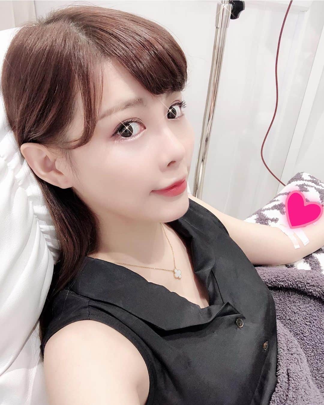 美馬怜子のインスタグラム：「目がキラーン👀💖 初めての血液クレンジング中✨ . 終わって、身体がポカポカしてくるのを実感したよ🤔♨️ . 最先端で、最新の美容医療は、銀座のグランプロクリニックで受けられます🏥 . 昨日は、血液クレンジングした後に、グルタチオンと水素の点滴も💉 . 健康、美容、アンチエイジングのスペシャリストであるエステプロラボの佐々木会長が色々とご紹介くださり❣️ . 美容大好きな私にとって有難い時間を過ごさせていただきました☺️💕 . 痛みに弱い私でも、全然大丈夫だったー👌 . @granproclinic_ginza  @estheprolabo_official . #グランプロクリニック銀座 #美容 #健康 #アンチエイジング #血液クレンジング #美白点滴 #美肌ケア」