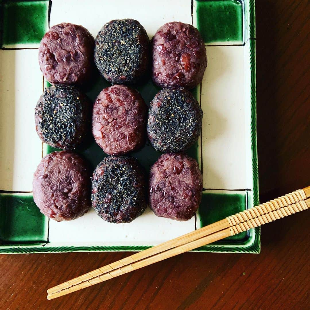 のインスタグラム：「お彼岸だから久しぶりにおはぎを作ってみた。小豆と黒胡麻の2種類。甘さは控えめに塩を少し効かせて素朴な味わいに。できたてのおはぎはやっぱり美味しい。 #おはぎ #お彼岸 #おやつタイム」