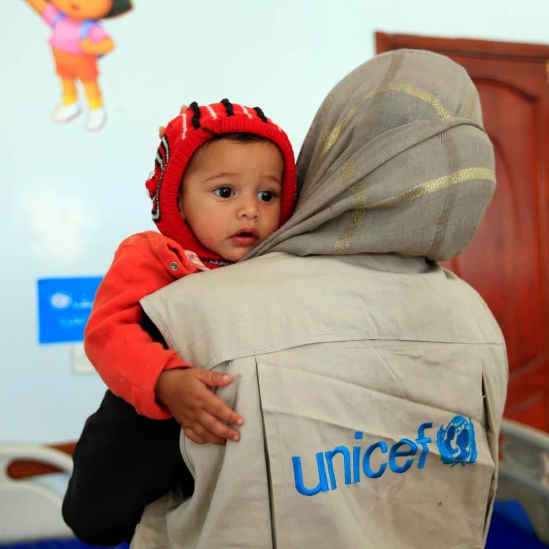 unicefさんのインスタグラム写真 - (unicefInstagram)「Omar is getting the care he needs at a child-friendly space in Hodeidah, Yemen, but too many children are missing out. “Some of the young children we see shake with fear, uncontrollably, for hours on end,” explains a UNICEF worker. “They don’t sleep. You can hear them whimpering, it’s not a usual cry but a cold, weak whimper. Others are so malnourished and traumatized they detach emotionally from the world and people around them, causing them to become vacant and making it impossible for them to interact with their families.” UNICEF is calling on world leaders to help parents who are trying to raise #ChildrenUnderAttack in conflict zones. To protect their futures, we must invest more in the crucial first years of life. #EarlyMomentsMatter © UNICEF/UN0280851/Huwais AFP Services」9月22日 16時45分 - unicef