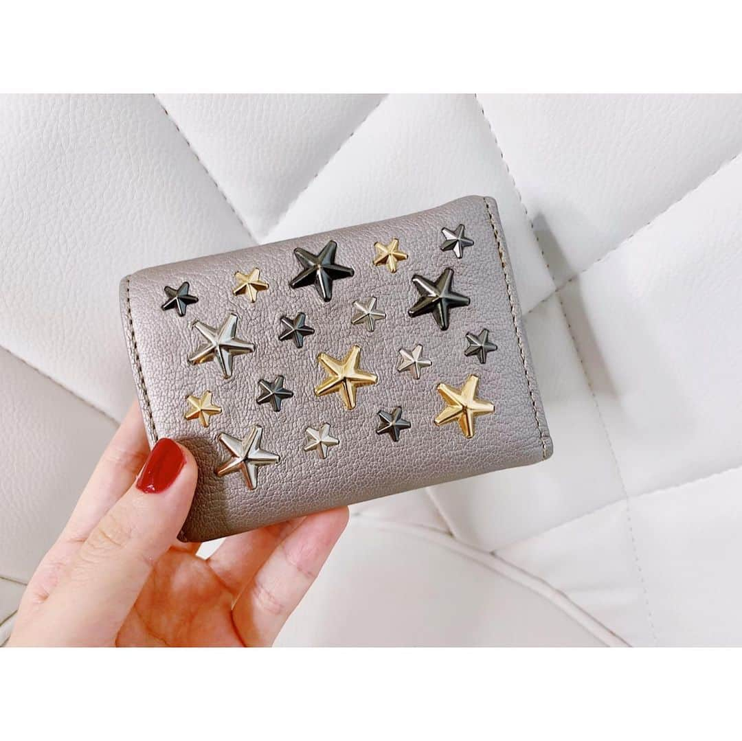 梶恵理子さんのインスタグラム写真 - (梶恵理子Instagram)「最近購入したNewウォレット❤️⭐️ . JIMMY CHOO Multi Metallic Mix スタースタッズ付き Light Khaki パール加工グレイニーレザー・スモールウォレット ¥57,240 . . 新チャンネルを開設するにあたって 自分で購入しましたが めちゃめちゃお気に入りです💖 . . 私は何か始めるとき財布を 新しく買う癖があるようです👏🏼👛笑 . . . #かじえり#財布#ジミーチュウ#jimmychoo」9月22日 16時48分 - kajierimakeup