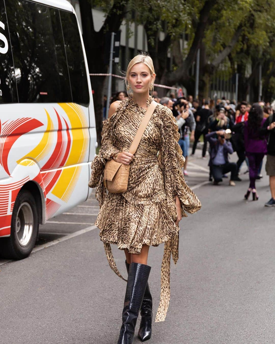 ELLE Polandさんのインスタグラム写真 - (ELLE PolandInstagram)「Fashion week to kopalnia inspiracji nie tylko na wybiegach, ale przede wszystkim w modzie ulicznej! Specjalnie dla nas, najbardziej stylowo ubranych, wyłapywała na ulicach Mediolanu fotografka @martachudek 📸 Ciekawi jesteśmy jakie stylizacje najbardziej Wam się podobają?」9月22日 16時48分 - ellepolska