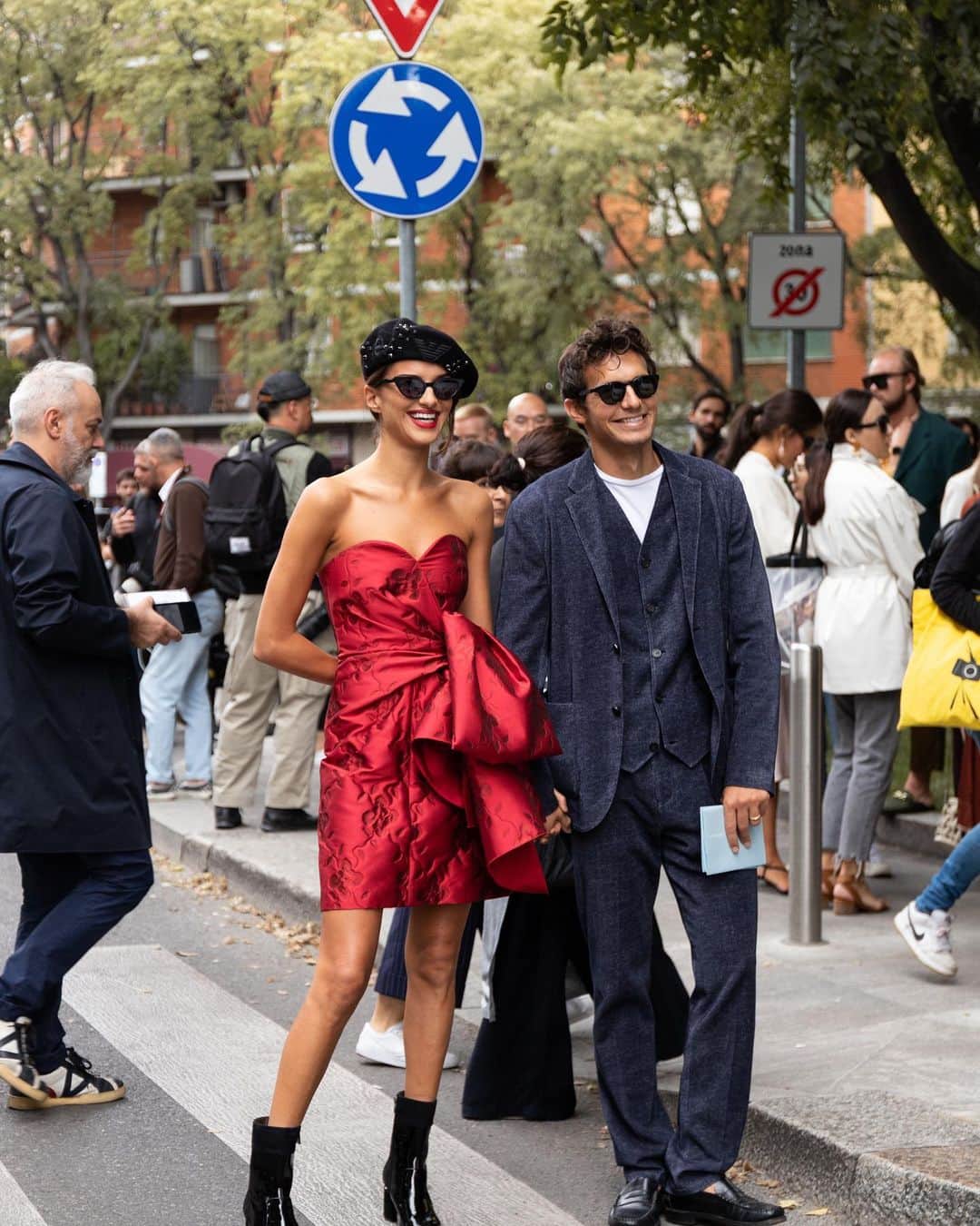 ELLE Polandさんのインスタグラム写真 - (ELLE PolandInstagram)「Fashion week to kopalnia inspiracji nie tylko na wybiegach, ale przede wszystkim w modzie ulicznej! Specjalnie dla nas, najbardziej stylowo ubranych, wyłapywała na ulicach Mediolanu fotografka @martachudek 📸 Ciekawi jesteśmy jakie stylizacje najbardziej Wam się podobają?」9月22日 16時48分 - ellepolska