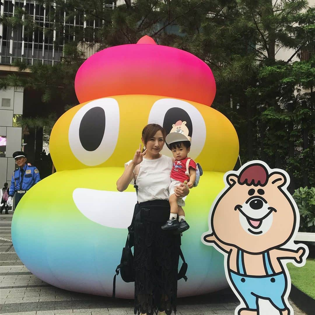 愛川ゆず季さんのインスタグラム写真 - (愛川ゆず季Instagram)「こんにちは。 .  坊っちゃんと クマタンとうんちまつり行ってきたよー！ .  でっかいうんちが渋谷に！！ クマタンのトイレトレーニングの 絵本の読み聞かせもしてもらったよ。 . 事務所の先輩の若槻千夏さんに あえました！涙 .  子育てしながらお仕事して 事務所に入ってから(16年前?)ずっと優しいし面白いし憧れです。 . 坊っちゃん人見知りMAXで ヘロヘロになりましたが！笑笑 わたしもがんばろーってパワーもらいました。  さがちゃんにもあえた😂💕❣️ .  #愛川ゆず季 #クマタン #うんちまつり」9月22日 16時56分 - aikawa_yuzuki