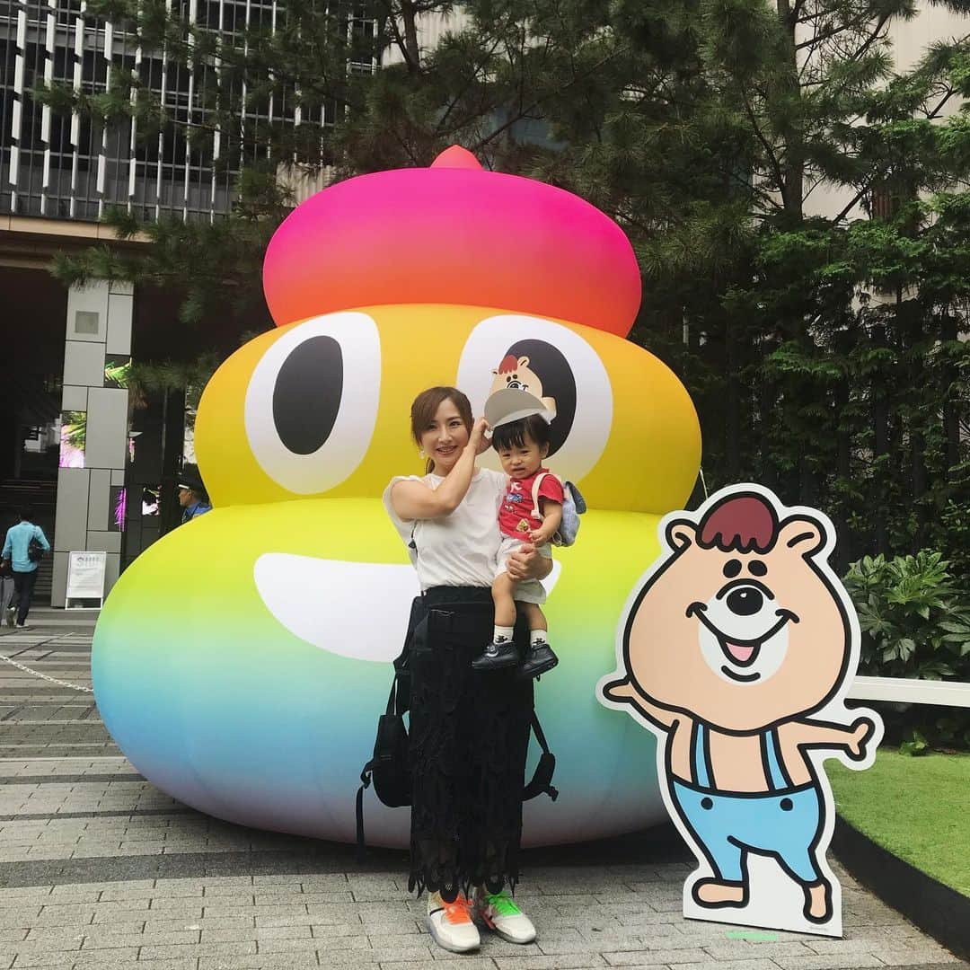 愛川ゆず季さんのインスタグラム写真 - (愛川ゆず季Instagram)「こんにちは。 .  坊っちゃんと クマタンとうんちまつり行ってきたよー！ .  でっかいうんちが渋谷に！！ クマタンのトイレトレーニングの 絵本の読み聞かせもしてもらったよ。 . 事務所の先輩の若槻千夏さんに あえました！涙 .  子育てしながらお仕事して 事務所に入ってから(16年前?)ずっと優しいし面白いし憧れです。 . 坊っちゃん人見知りMAXで ヘロヘロになりましたが！笑笑 わたしもがんばろーってパワーもらいました。  さがちゃんにもあえた😂💕❣️ .  #愛川ゆず季 #クマタン #うんちまつり」9月22日 16時56分 - aikawa_yuzuki