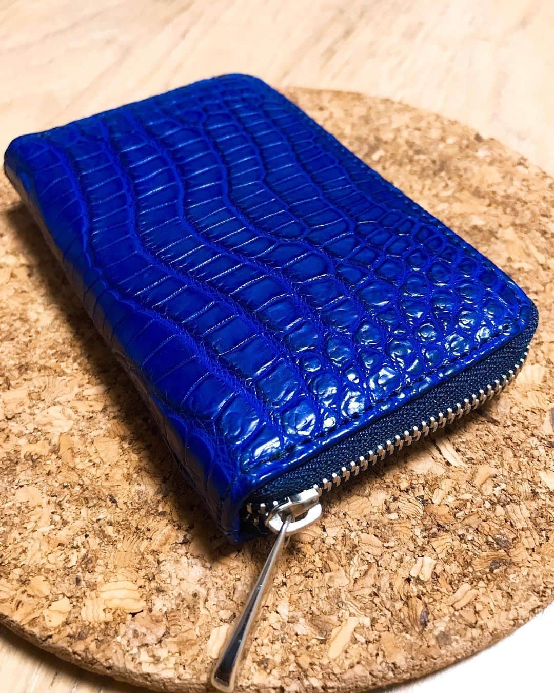 渡部太基のインスタグラム：「. BLUE×RED #mywallet  #new #ordermade #crocodile #wallet  #小銭入れ #オーダーメイド #財布 #クロコダイル #🐊 #🆕」
