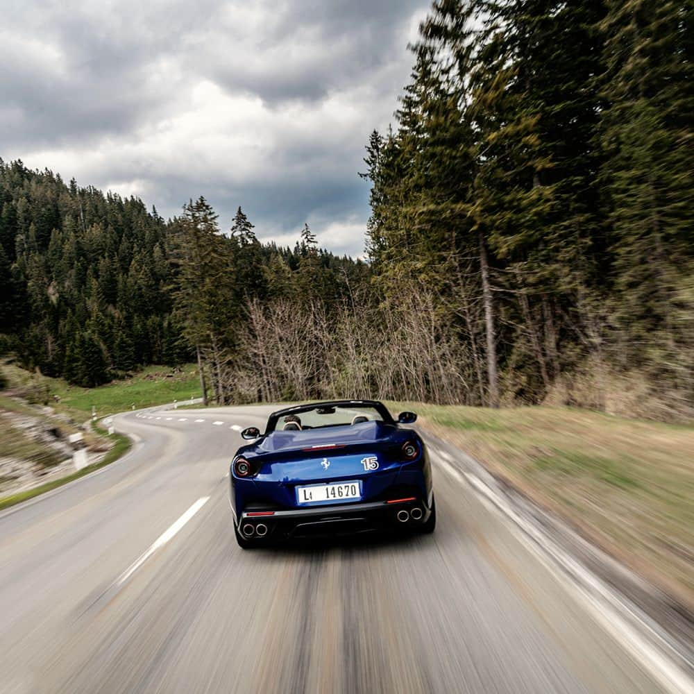 フェラーリさんのインスタグラム写真 - (フェラーリInstagram)「Fresh air and the sound of a robust V8. Experience life’s pleasures with the #FerrariPortofino. #Ferrari #DrivingFerrari #DreamCar #Luxury」9月22日 17時00分 - ferrari