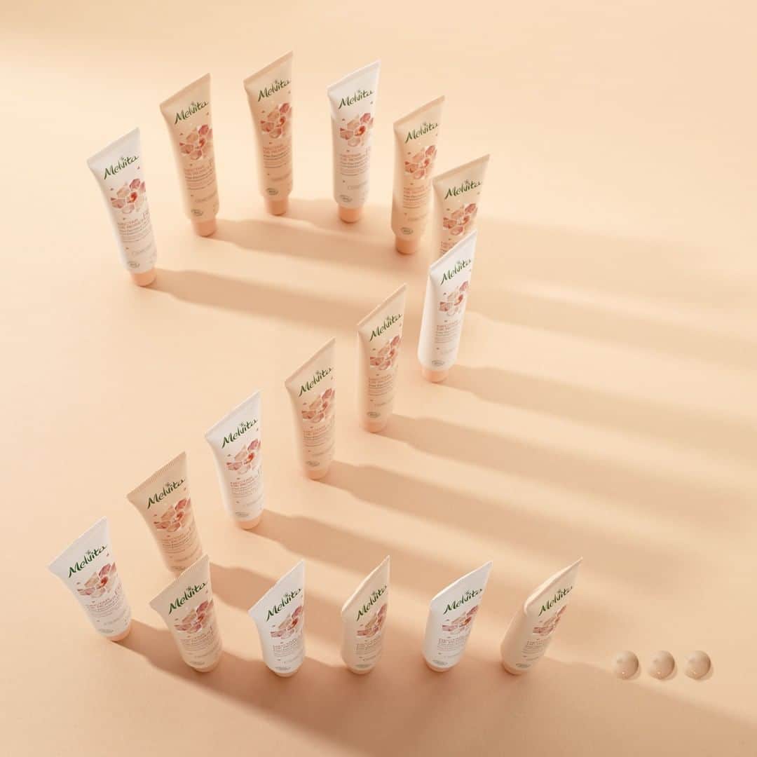 Melvita Officialのインスタグラム：「2… en 1⠀ ⠀ Les nouvelles BB crèmes Nectar de roses Perfecteur de teint Bio ont été créées pour vous offrir une action 2 en 1 naturelle : ⠀ ⠀ ✅ Hydratation intense : ⠀ Ces BB sont enrichies en eau florale de rose bio pour hydrater intensément.⠀ ⠀ ✅ Couvrance naturelle : Ces BB sont composées de pigments 100% naturels d’origine minérale pour un effet nude immédiat.⠀ ⠀ 🙅‍♀Plus besoin de choisir entre naturalité, couvrance naturelle et hydratation !⠀ ⠀ Vous les avez déjà essayées ? ⠀ ⠀ #nectarderose #bbcream #bbcreme #bbcremebio #cosmetiquebio #cleanbeauty」