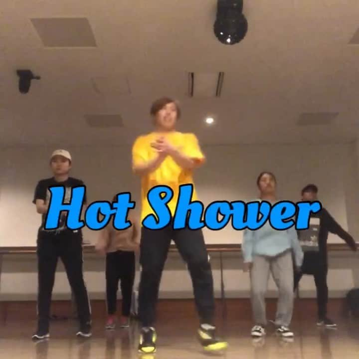 YASTIN のインスタグラム：「Lesson's Choreography. Hot Shower / Chance the Rapper feat. MadeinTYO & DaBaby ・ とりあえず腰振っとき〜 ・ ・ #ダンス動画 #ダンスレッスン #レッスン動画 #ダンス #ダンサー #ヒップホップ #ヒップホップダンス #choreography #dance #dancer #ダンス部 #urbanchoreography #hotdance #bestdance #hotshower #dancecamp #dancecompetition #いいね返し #踊ってみた #wodchallenge #dancechallenge #chancetherapper #madeintyo #dababy #urbandance #dancelesson #hiphopdance #dancehall #yastinchoreo」