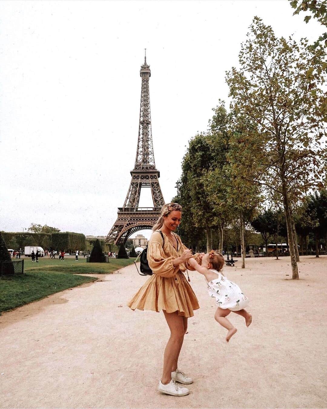 SPELLさんのインスタグラム写真 - (SPELLInstagram)「Beauty @dicolaaa swish’n round Paris in her Bella Blouse + Mini Skirt with little Rosie bear 💛🌼」9月22日 17時05分 - spell